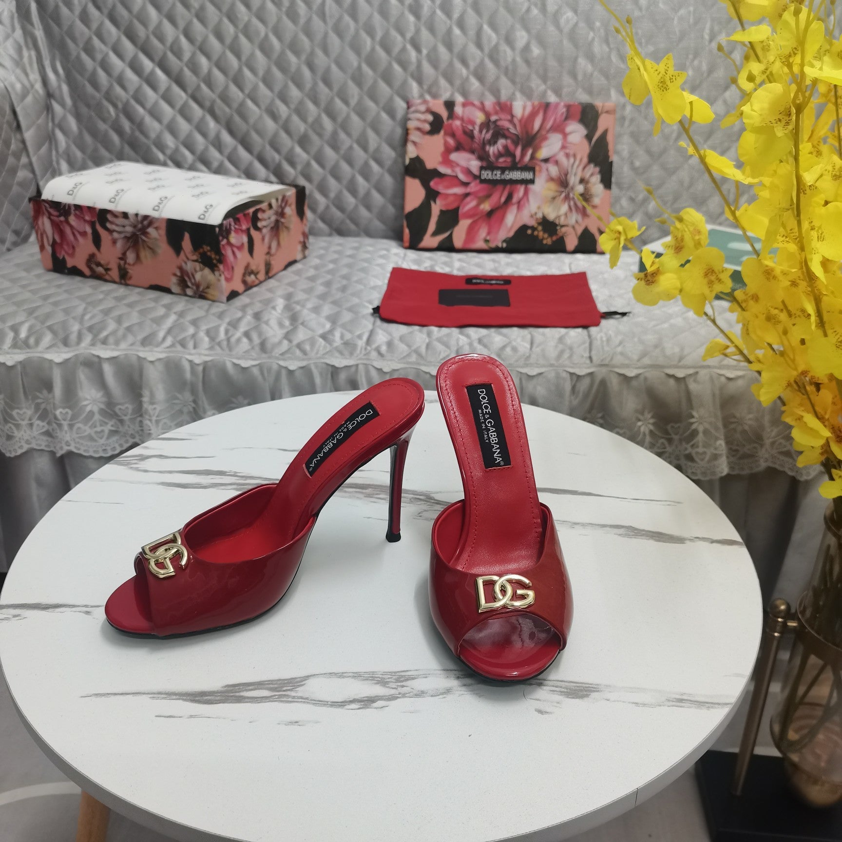 RED PATENT MULE HEEL SANDALS WITH GOLD LOGO DETAIL