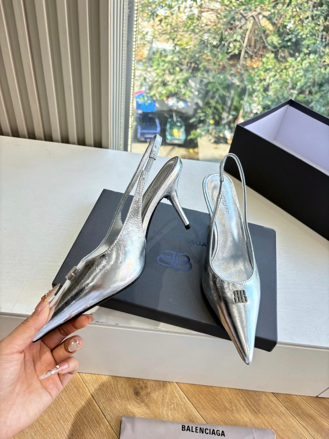 METALLIC SILVER POINTED-TOE SLINGBACK STILETTO HEELS