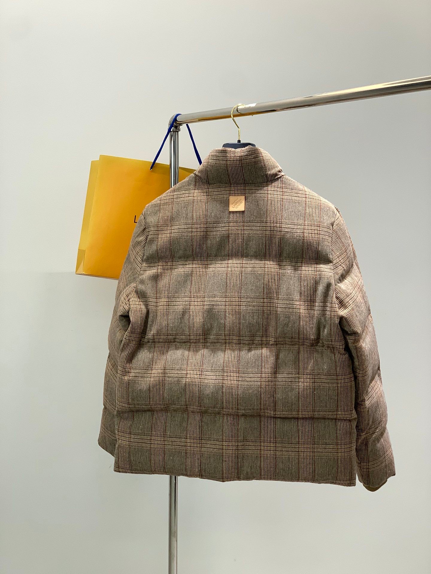 Karierte, wattierte Daunenjacke