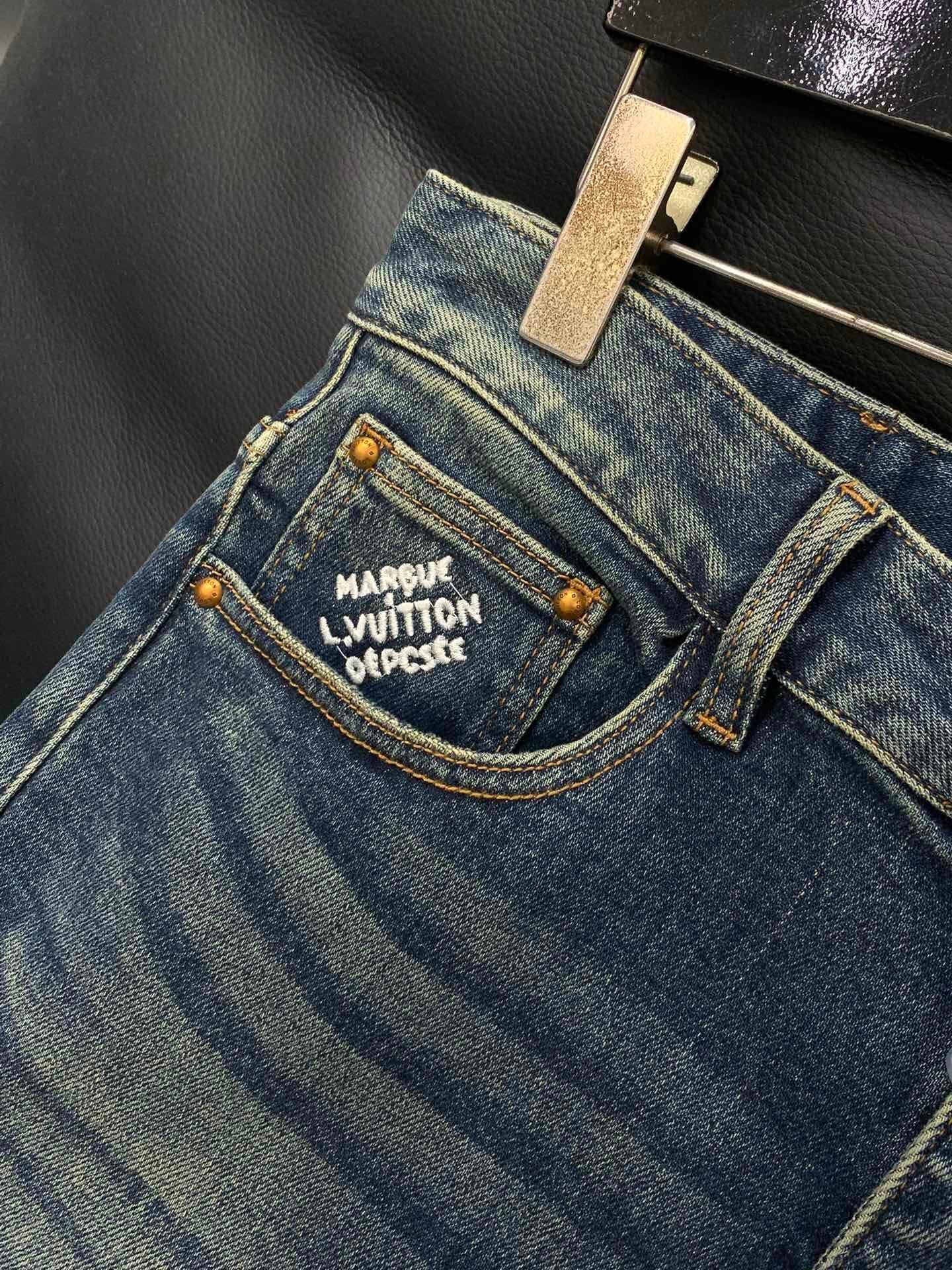 Schmal geschnittene, verwaschene Jeans