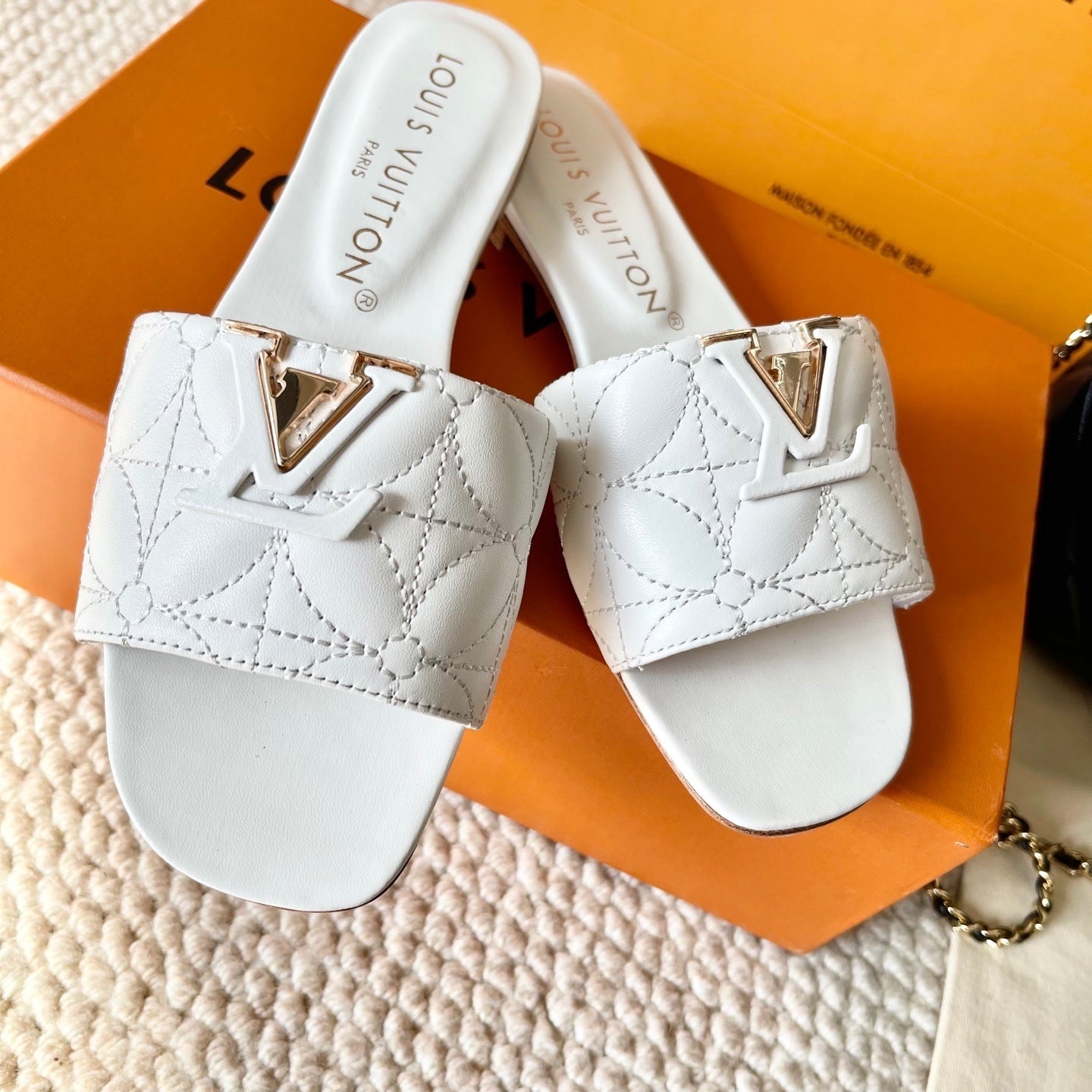 QUILTED LEATHER LOGO SLIDE SANDALS – WHITE