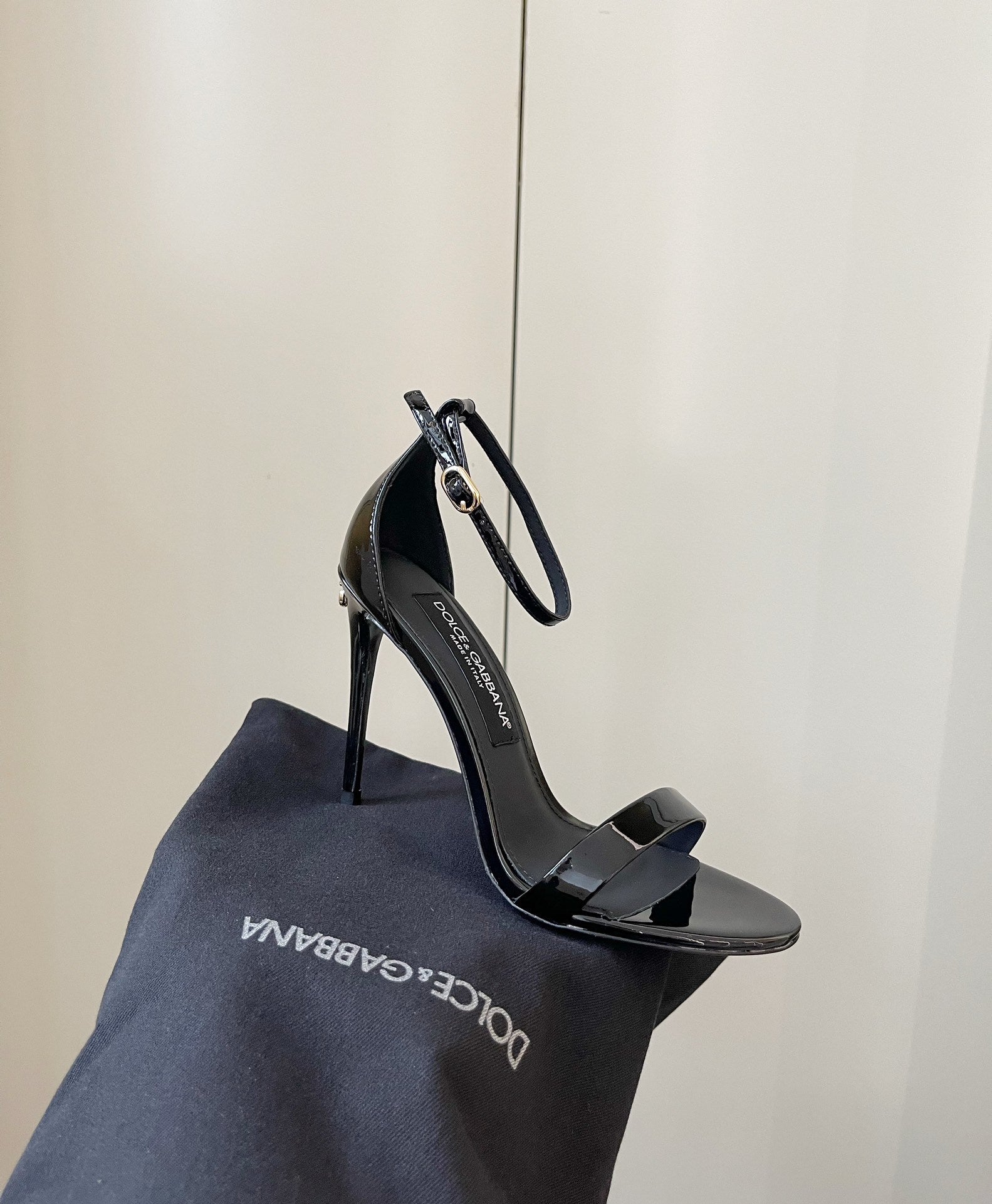 BLACK PATENT STRAPPY HEELS