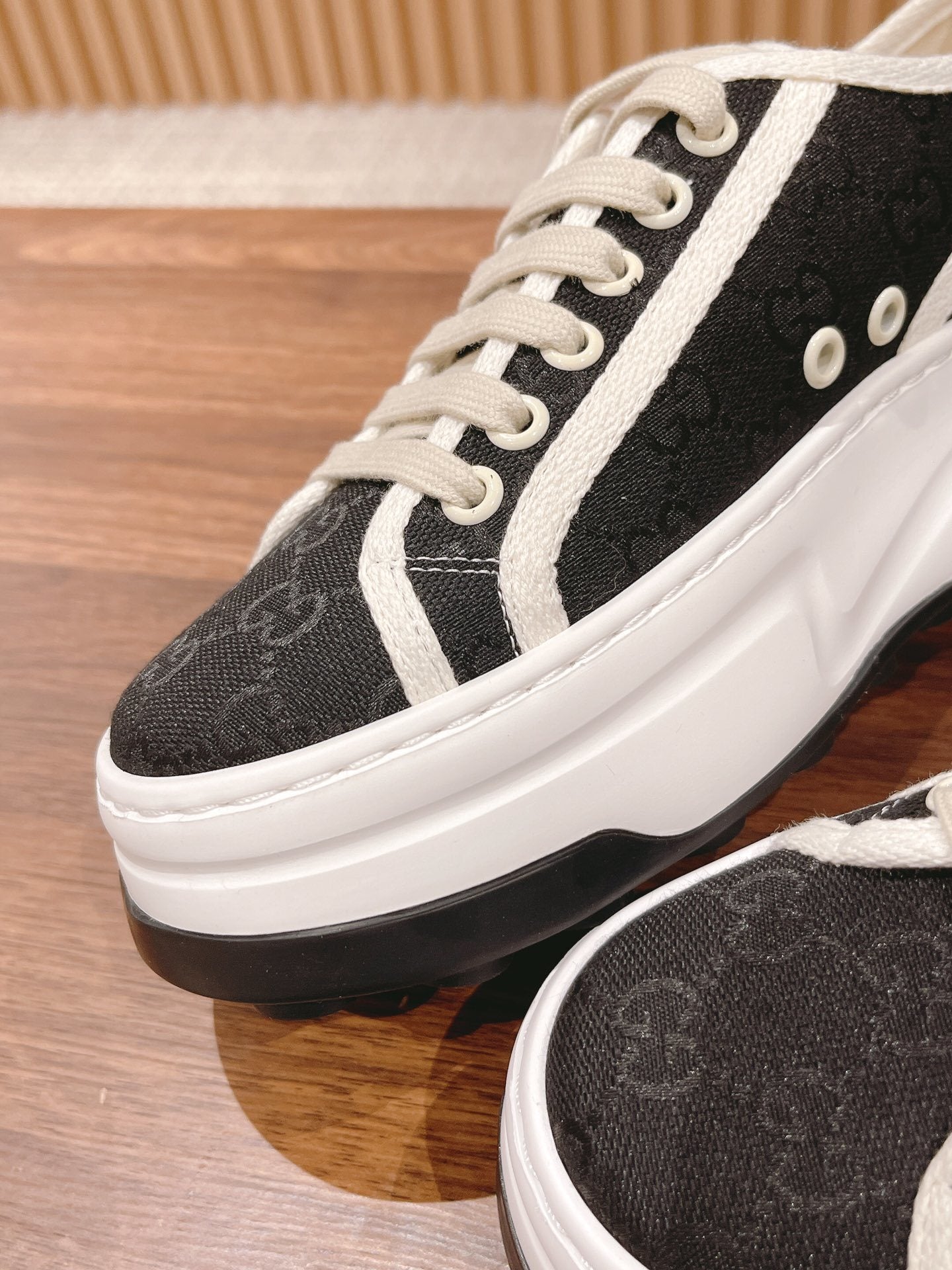 BLACK PLATFORM LOW-TOP SNEAKERS