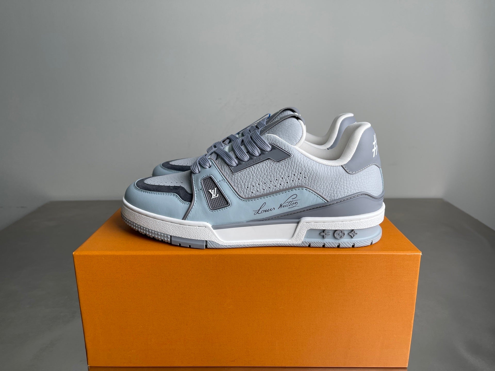 LIGHT BLUE LOW-TOP LEATHER SNEAKERS WITH CONTRAST PANELS