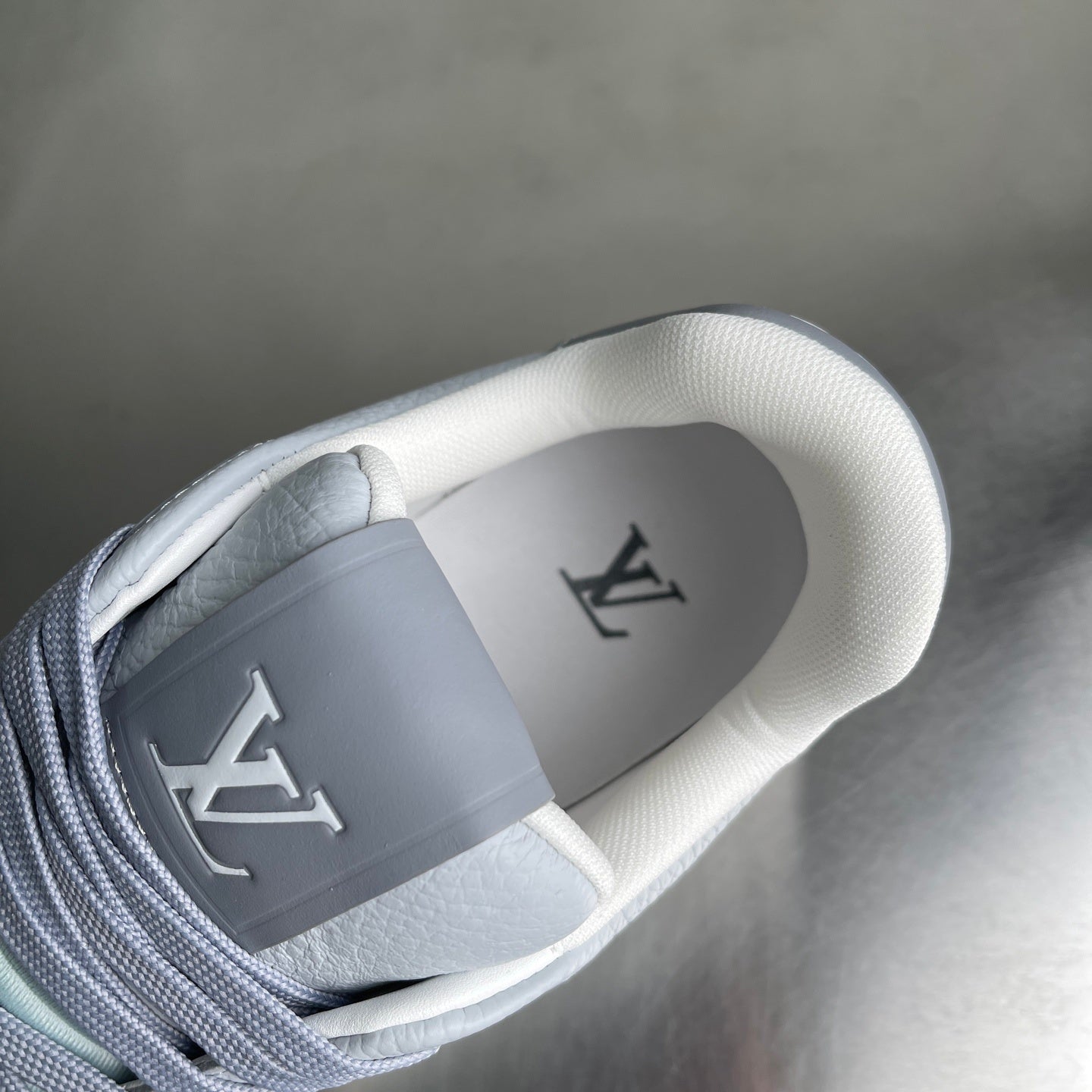 LIGHT BLUE LOW-TOP LEATHER SNEAKERS WITH CONTRAST PANELS