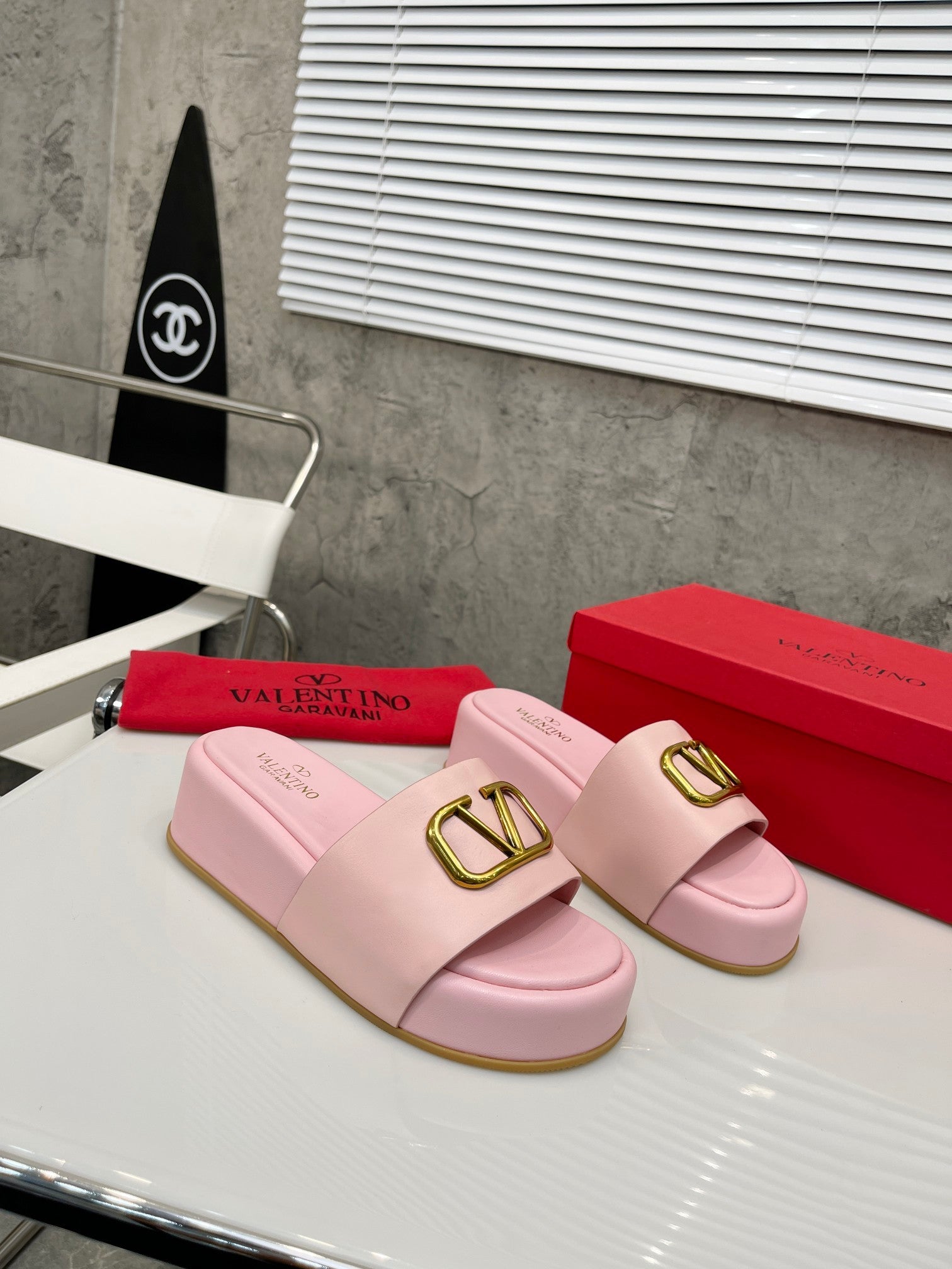 PLATFORM SLIDE SANDALS – BLUSH PINK WITH GOLD LOGO DETAIL