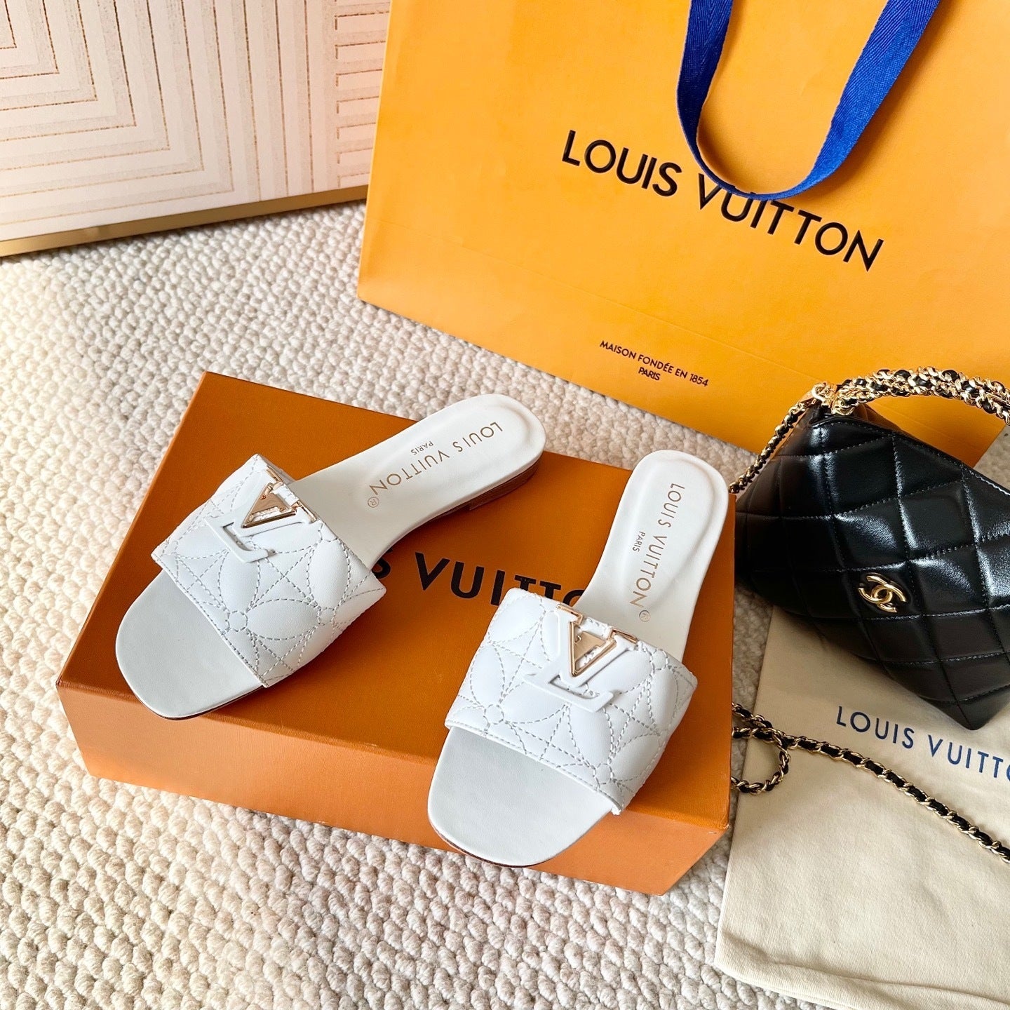 QUILTED LEATHER LOGO SLIDE SANDALS – WHITE
