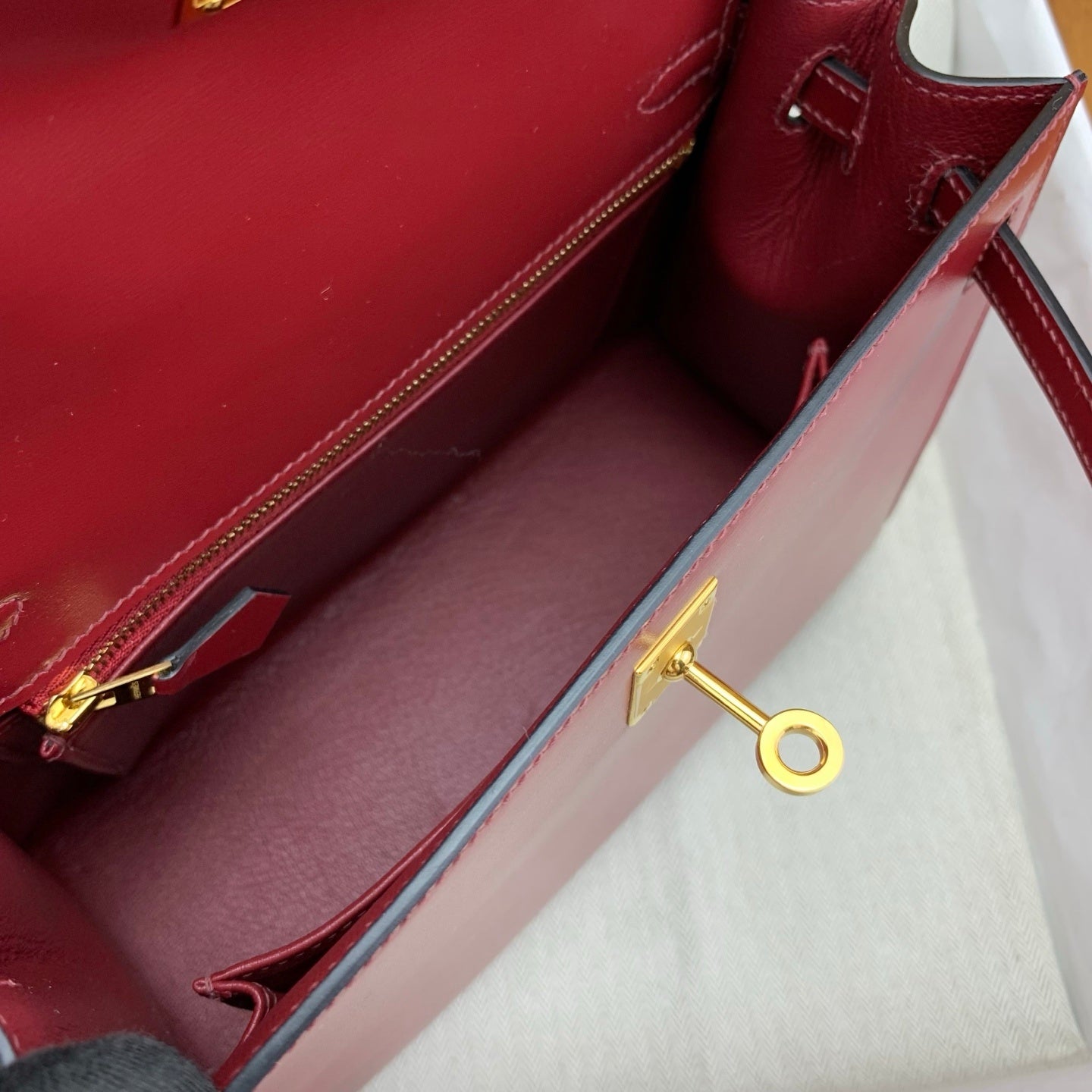 LUXURY DEEP RED LEATHER TOP HANDLE HANDBAG WITH GOLD HARDWARE