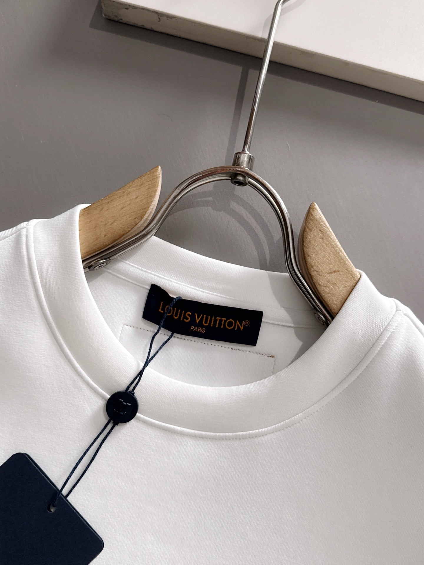 Minimalistisches Sweatshirt mit Rundhalsausschnitt und Stickerei