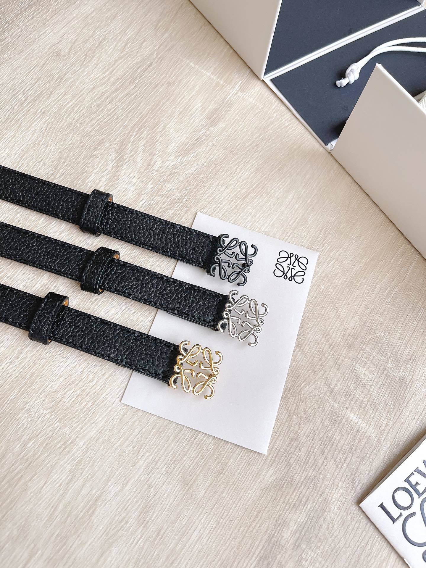 TEXTURED BLACK LEATHER BELT WITH MATTE LOGO BUCKLE