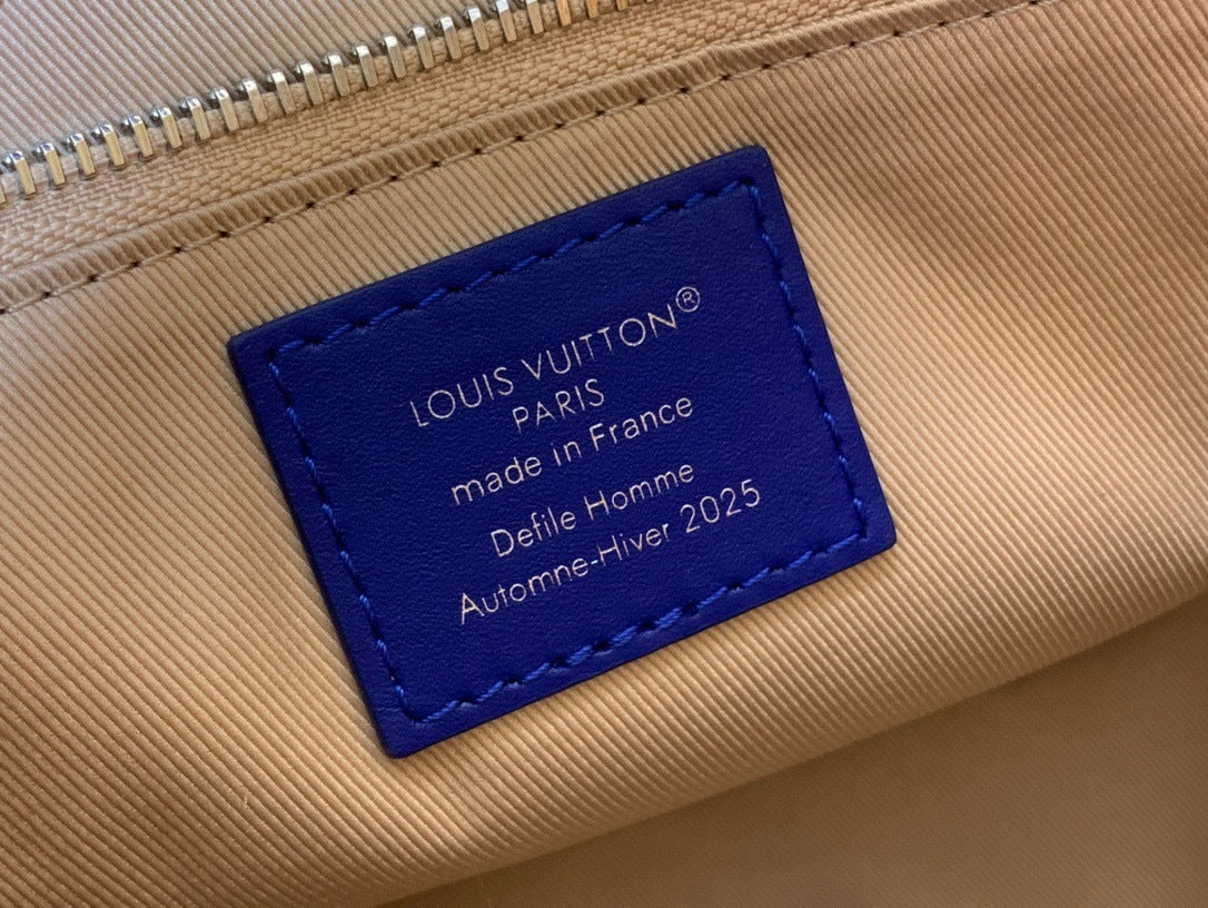 Strukturierte Tragetasche in kräftigen Farben