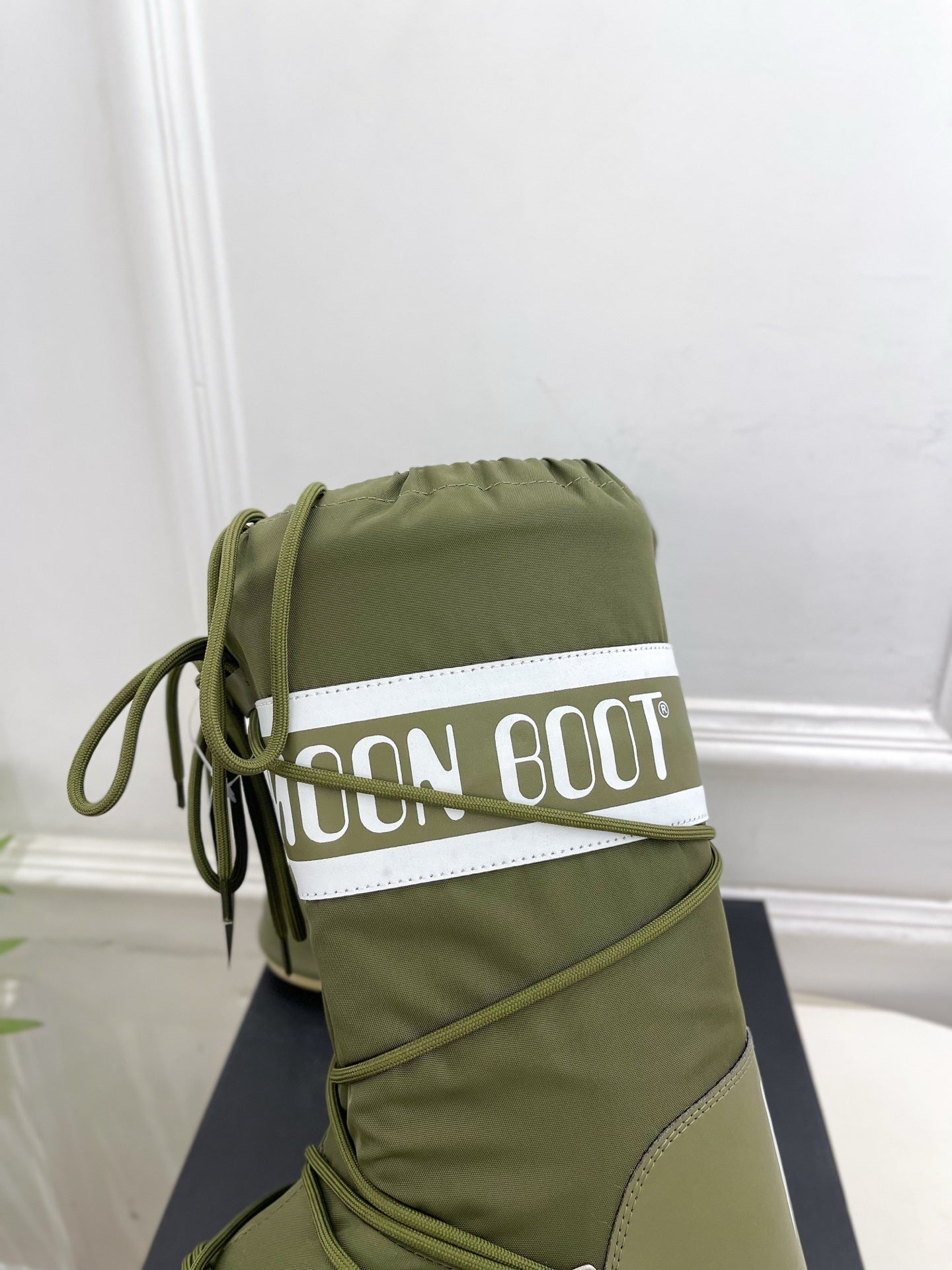 Olivgrüne, gepolsterte Schnürstiefel für den Winter 