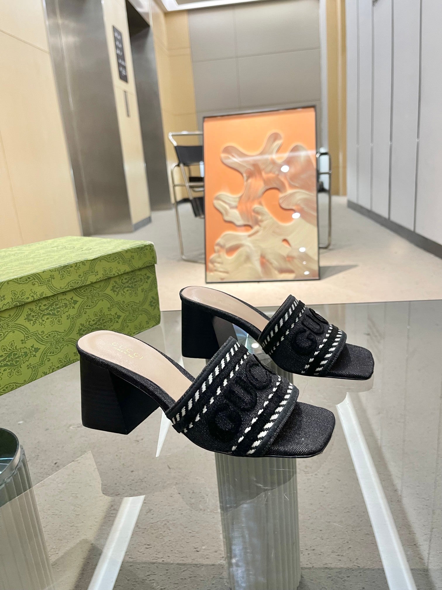 BLACK TEXTURED BLOCK HEEL MULES