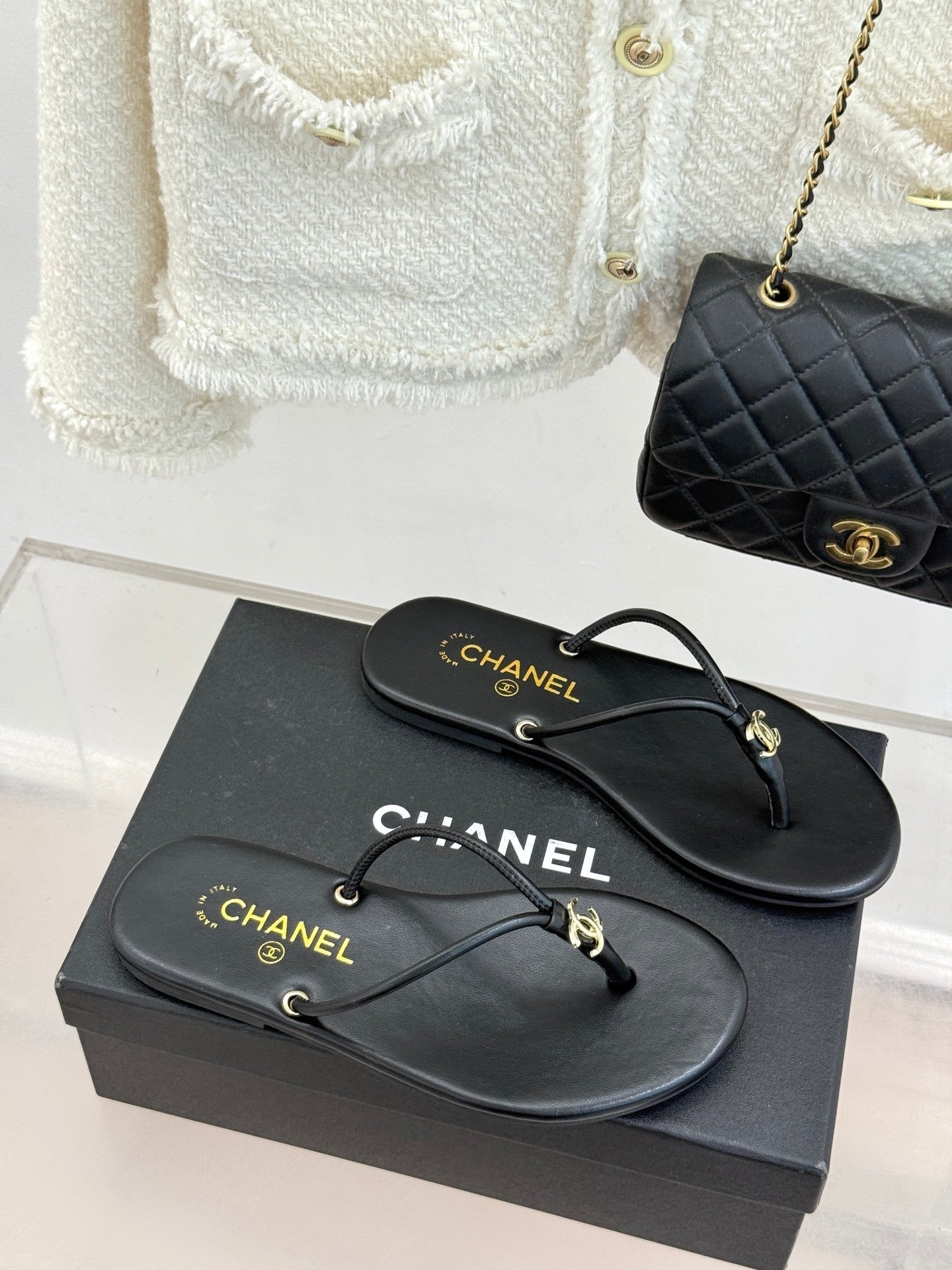 BLACK MINIMAL THONG SANDALS