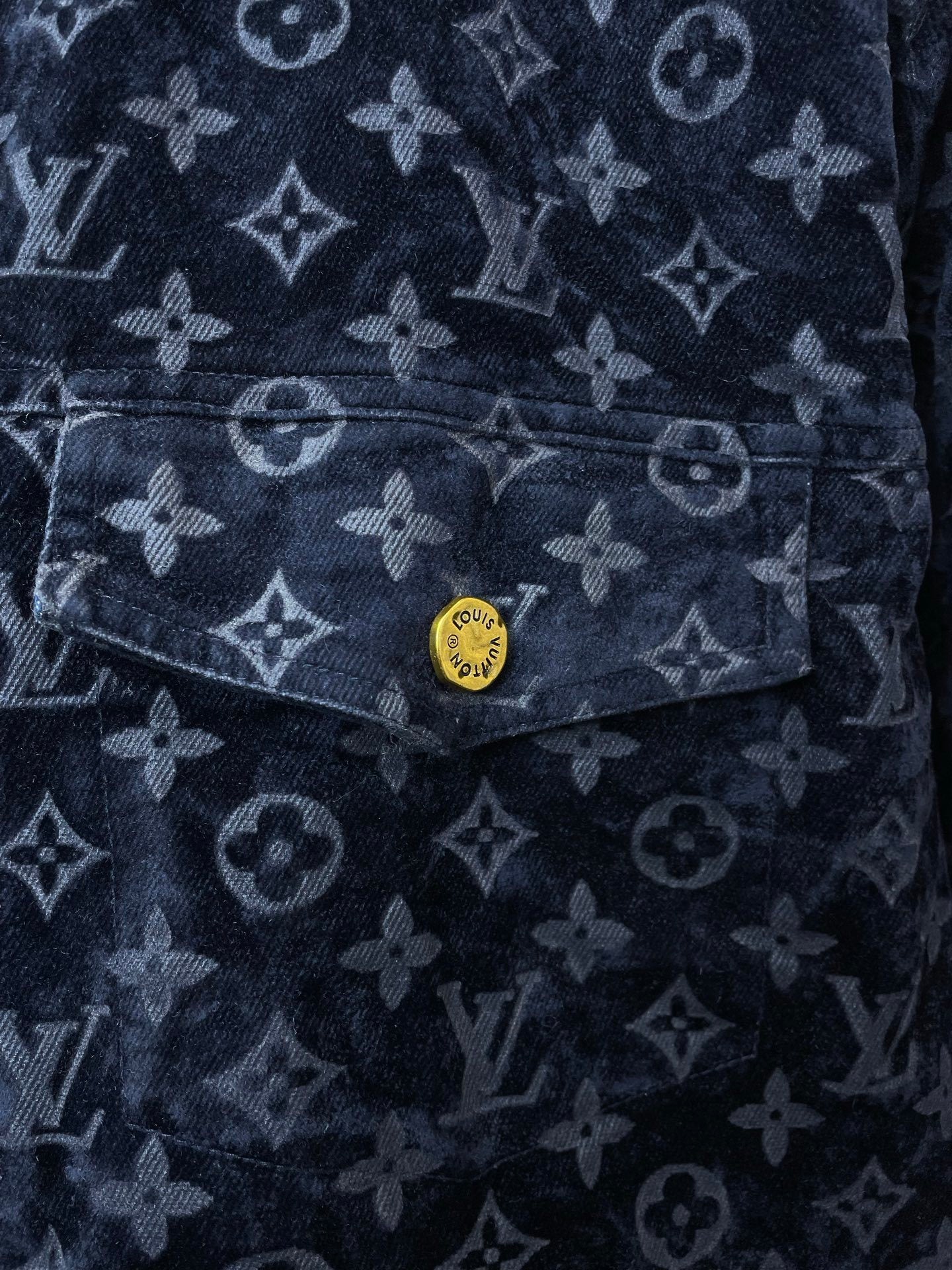 Set aus Jeansjacke und -hose mit Monogramm-Print, gewaschenem Denim