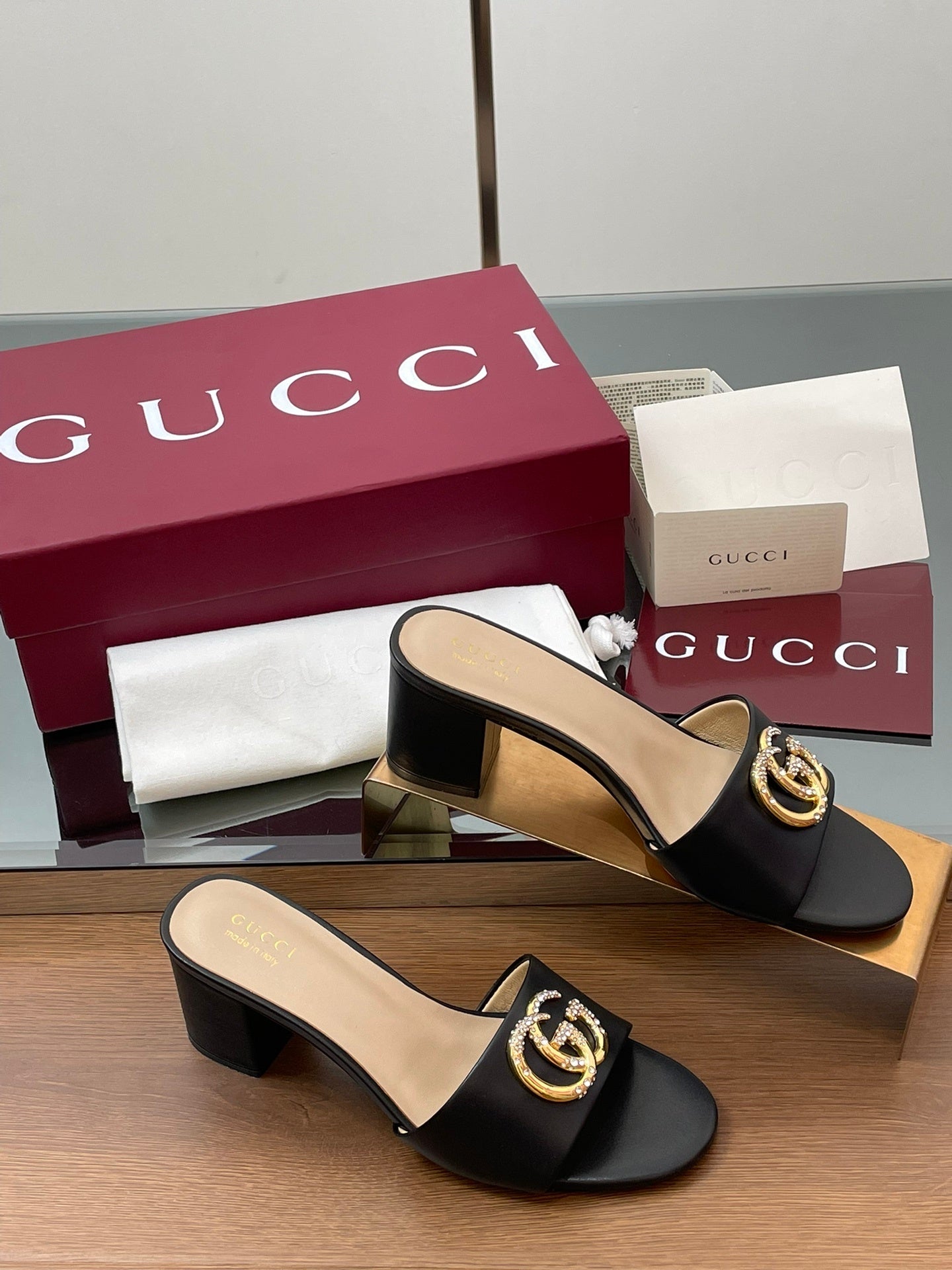BLACK MID-HEEL METALLIC LOGO SLIDES