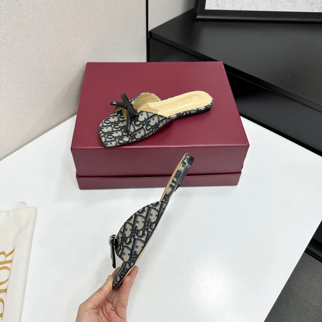MONOGRAM PRINT BOW DETAIL FLAT MULE SANDALS