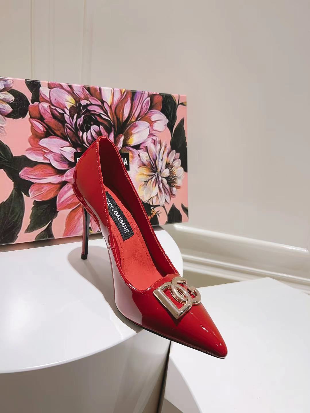 RED PATENT POINTED TOE HEEL PUMPS