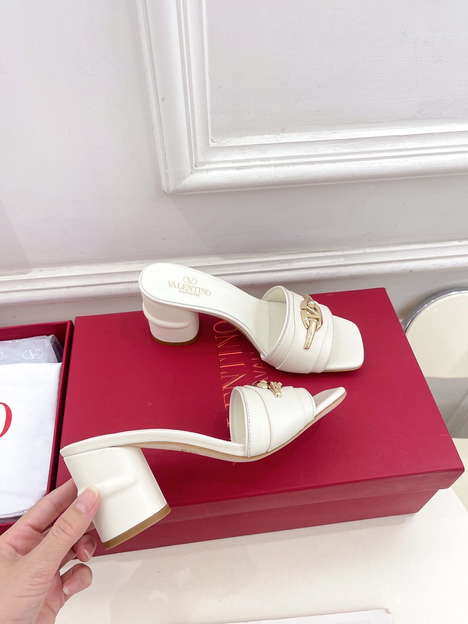 MID-HEEL SLIDE SANDALS – IVORY WITH GOLD-TONE HARDWARE