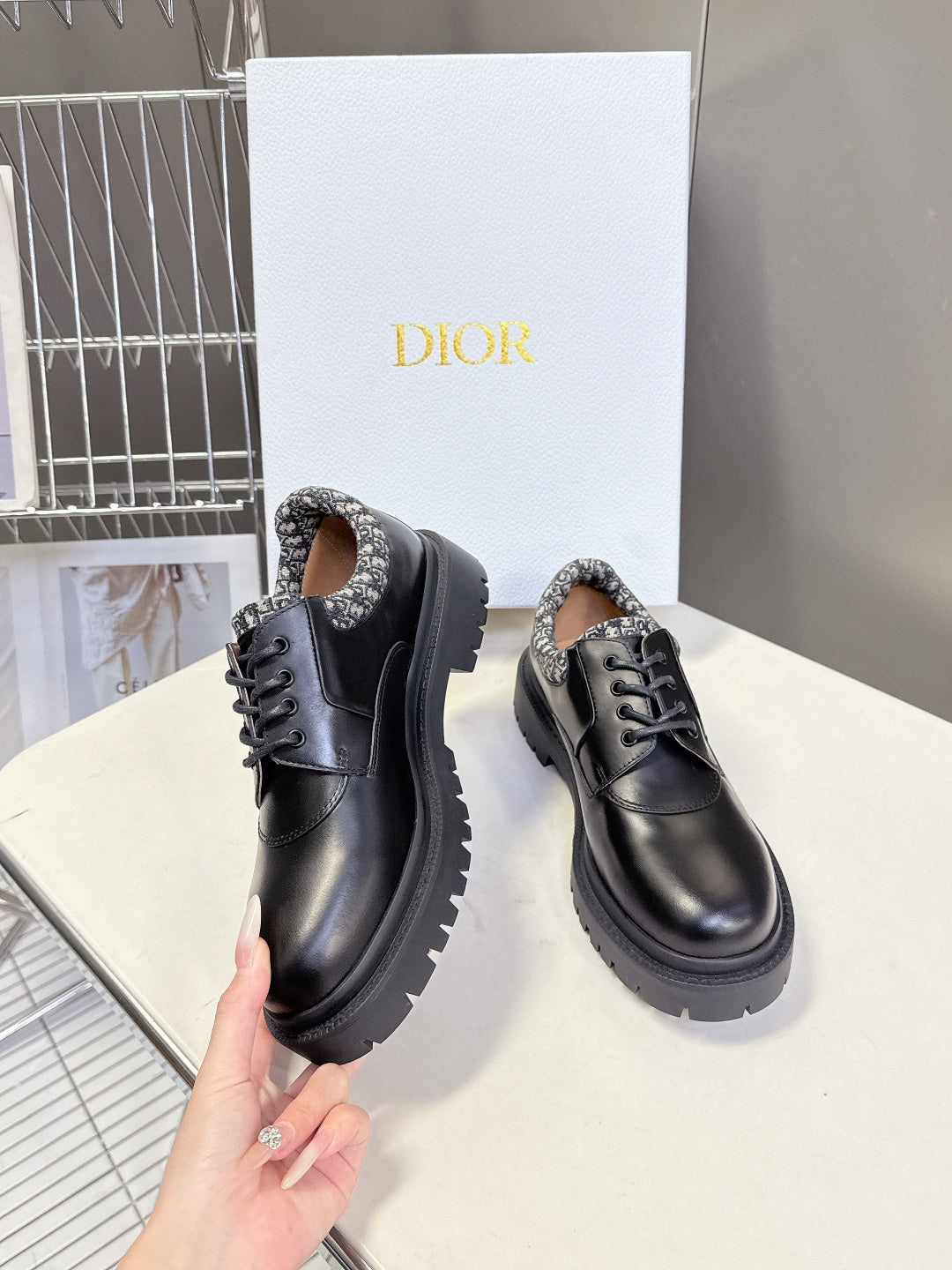 MEN’S BLACK LEATHER LACE-UP SHOES WITH CHUNKY SOLE