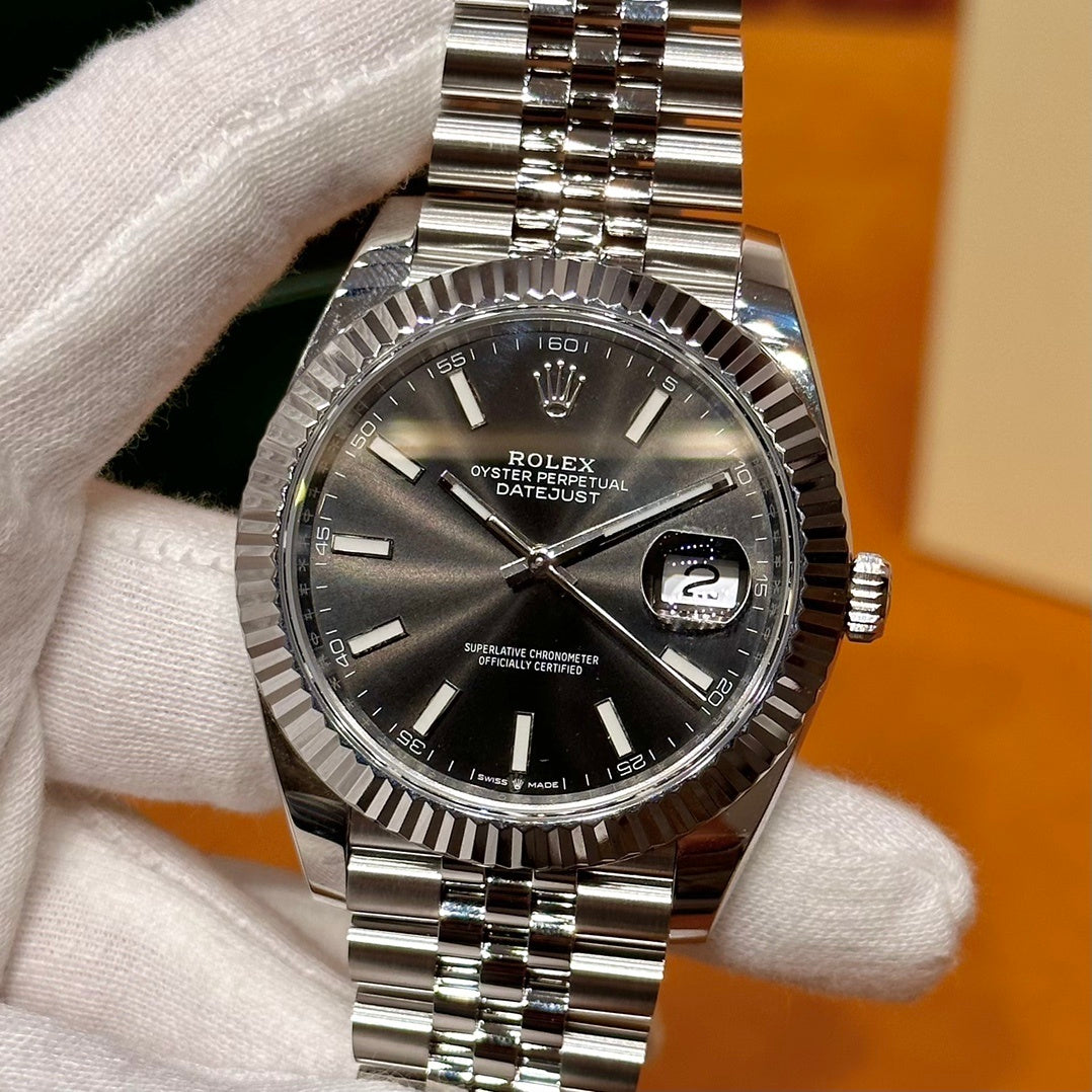 ELEGANT SILVER CLASSIC WATCH