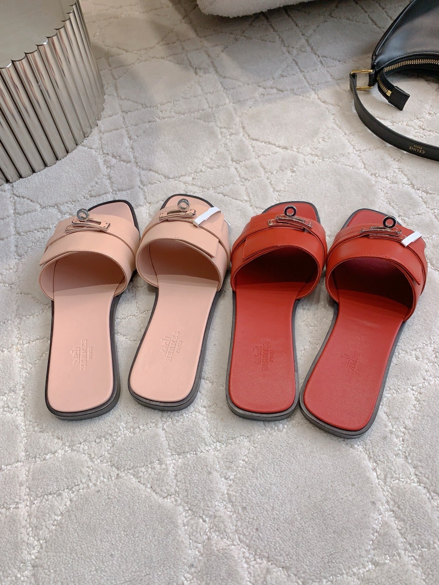 FLAT SUMMER SLIDES WITH CLEAN STRAP AND METAL DETAIL