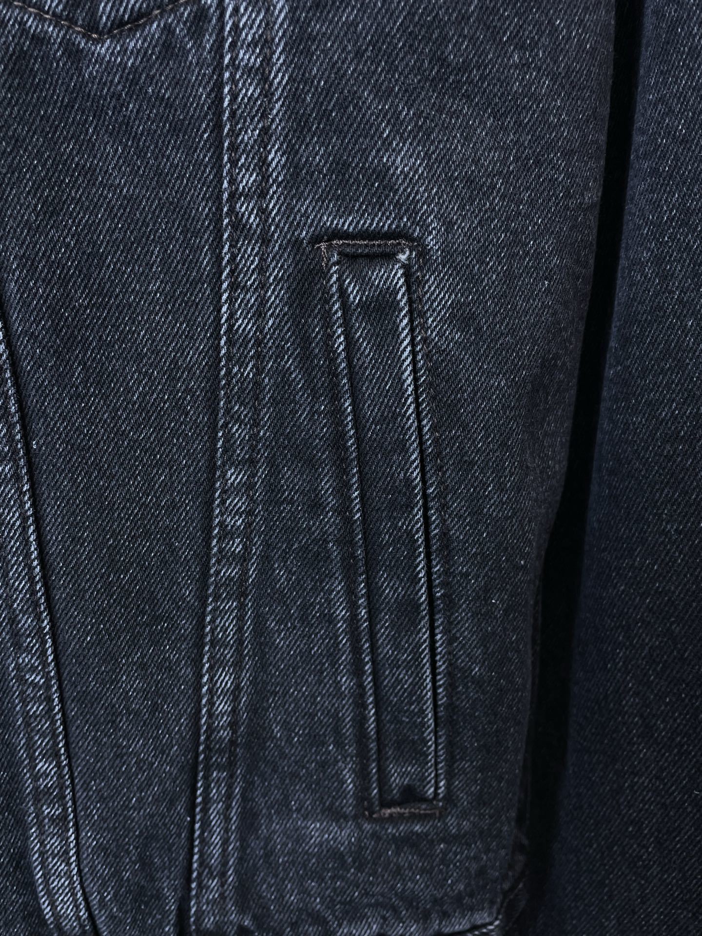 DARK WASH DENIM JACKET WITH EMBROIDERED DETAIL