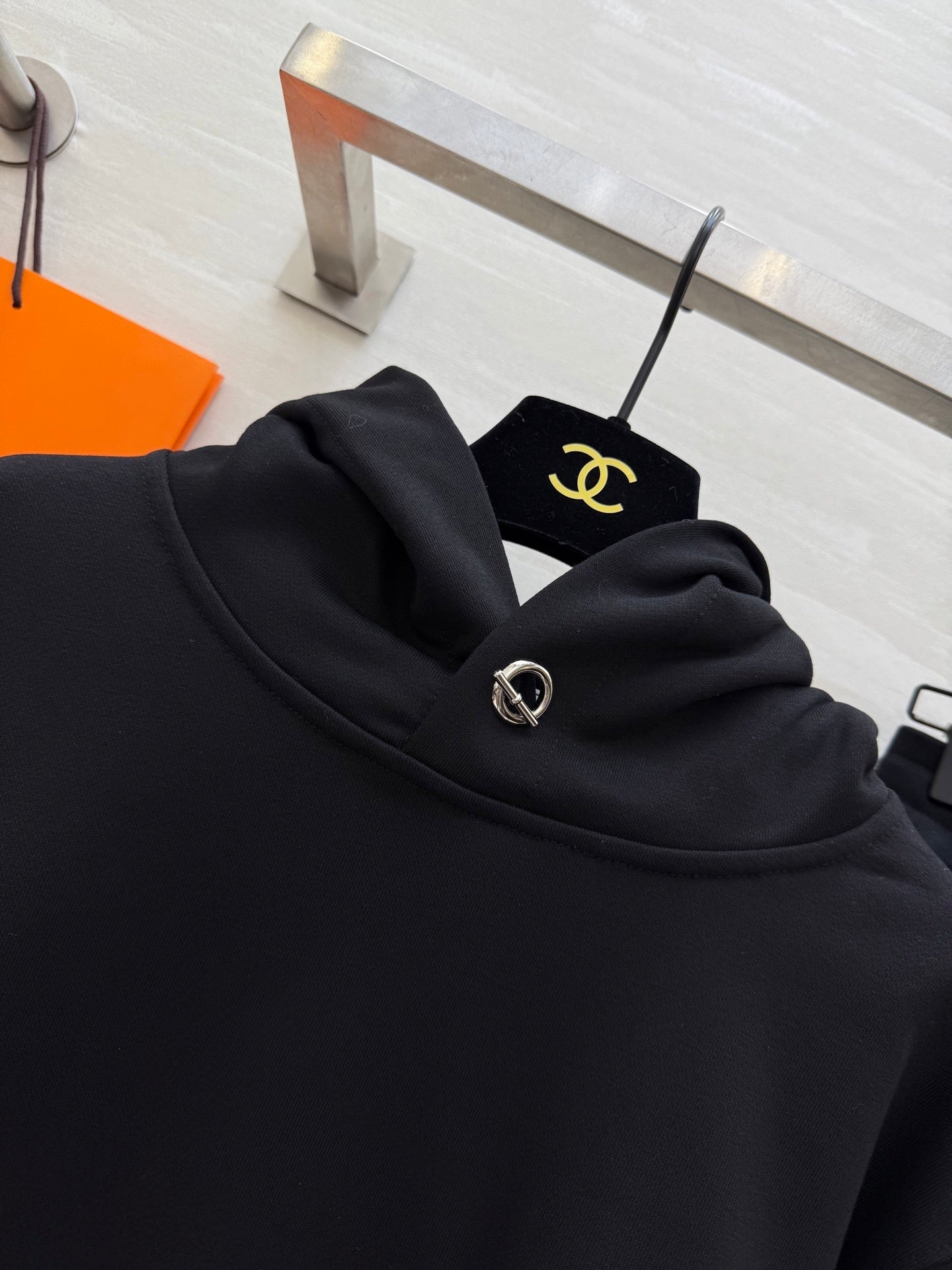 BLACK HOODED SWEATSHIRT AND RELAXED FIT PANTS SET