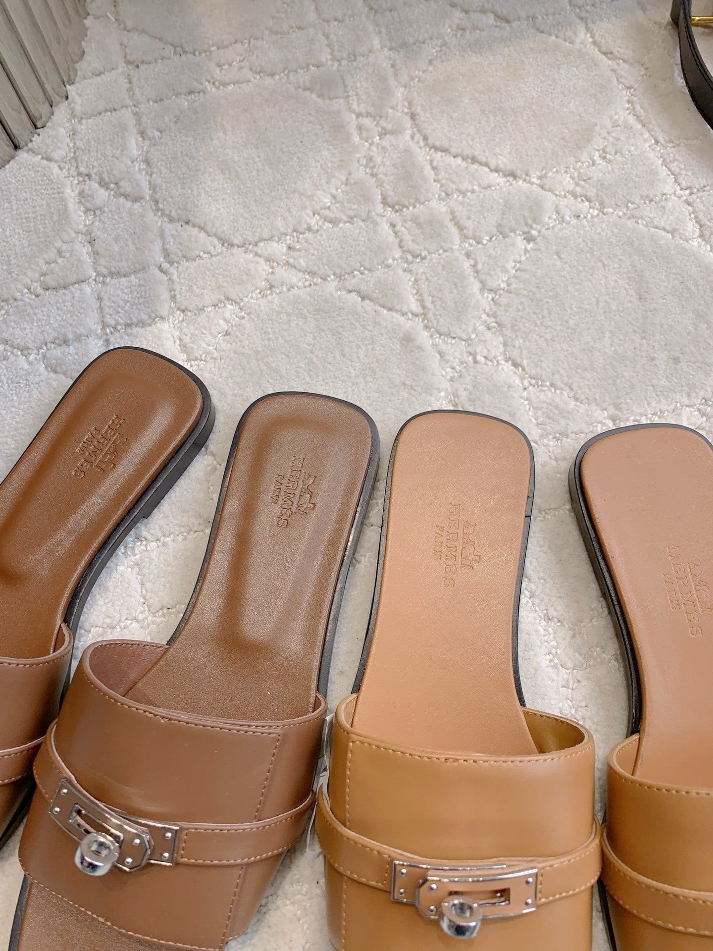 CLASSIC TAN FLAT SLIDES WITH POLISHED METAL BAR