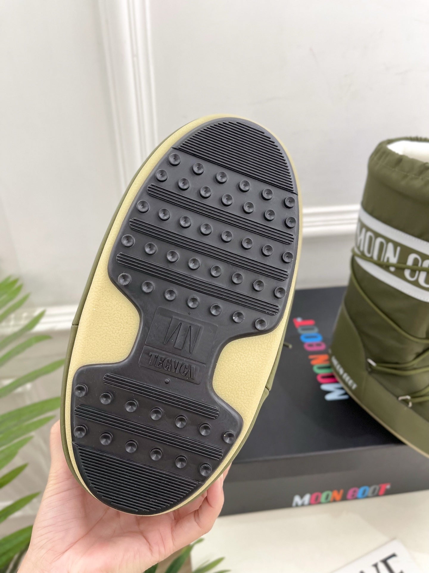 Olivgrüne, gepolsterte Schnürstiefel für den Winter 