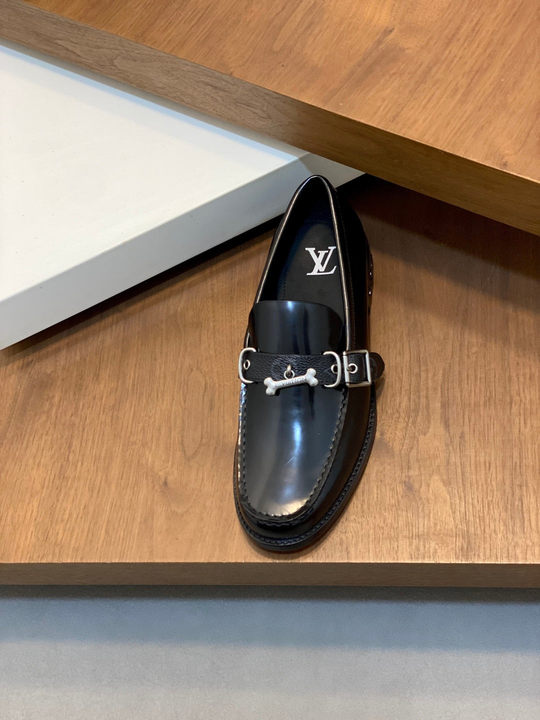 SCHWARZE LACK-LOAFERS
