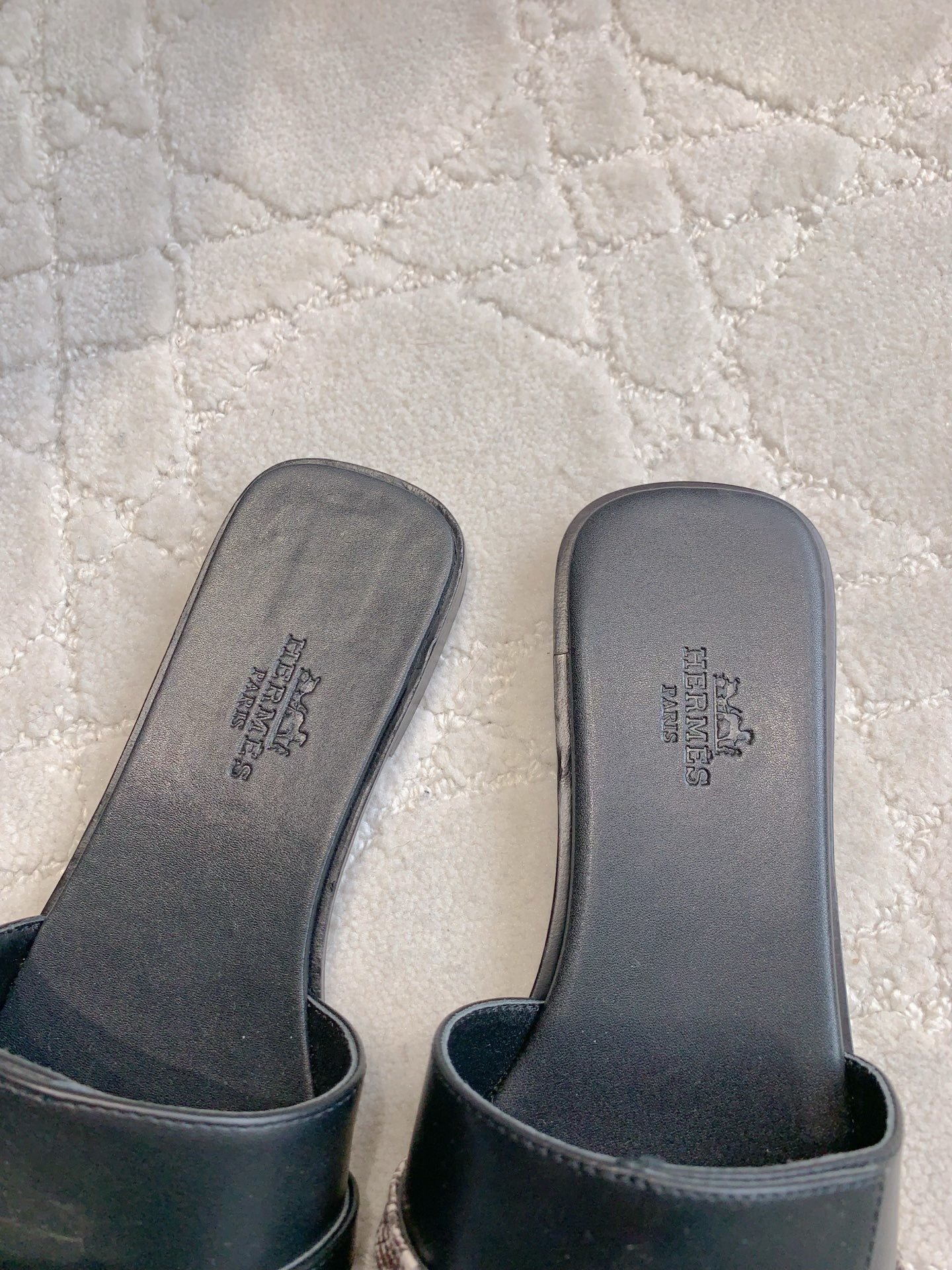 SCHWARZE FLACHE SANDALEN MIT MINIMALISTISCHEM RIEMEN