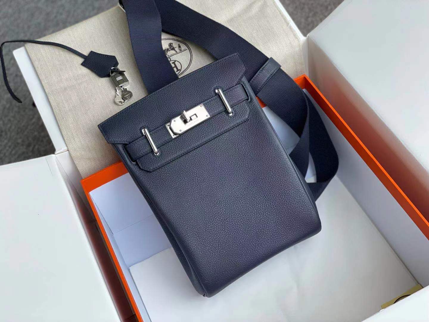 NAVY KELLY CROSSBODY