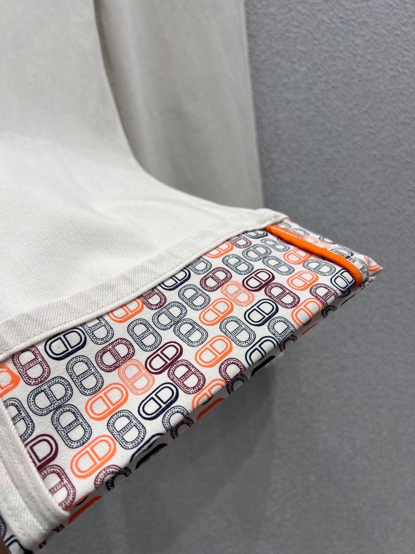 CREAM STRAIGHT-LEG DENIM WITH CONTRAST TURN-UP HEM