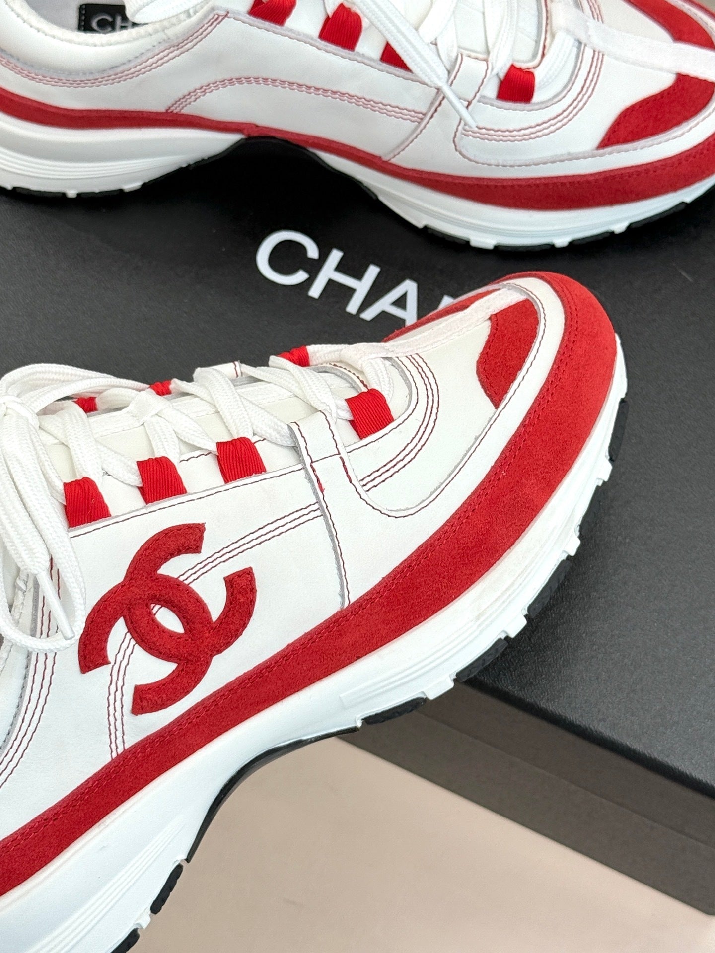 WHITE RED LOW-TOP SNEAKERS