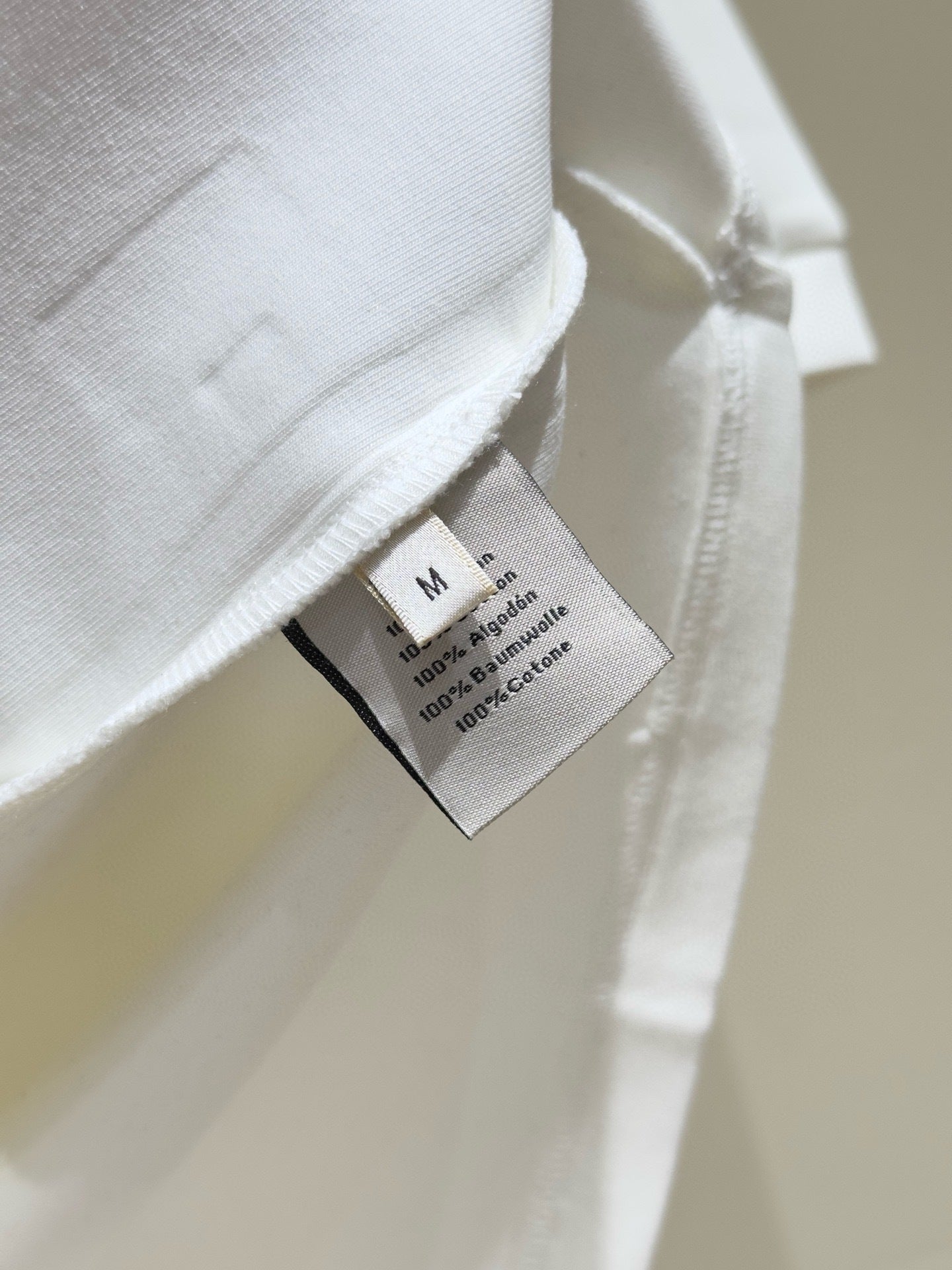 Minimalistisches weißes Kurzarm-T-Shirt