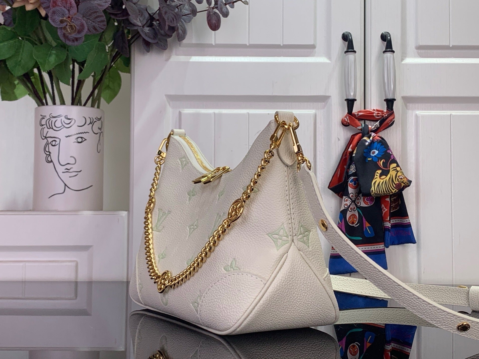 CHAIN ACCENT SHOULDER BAG