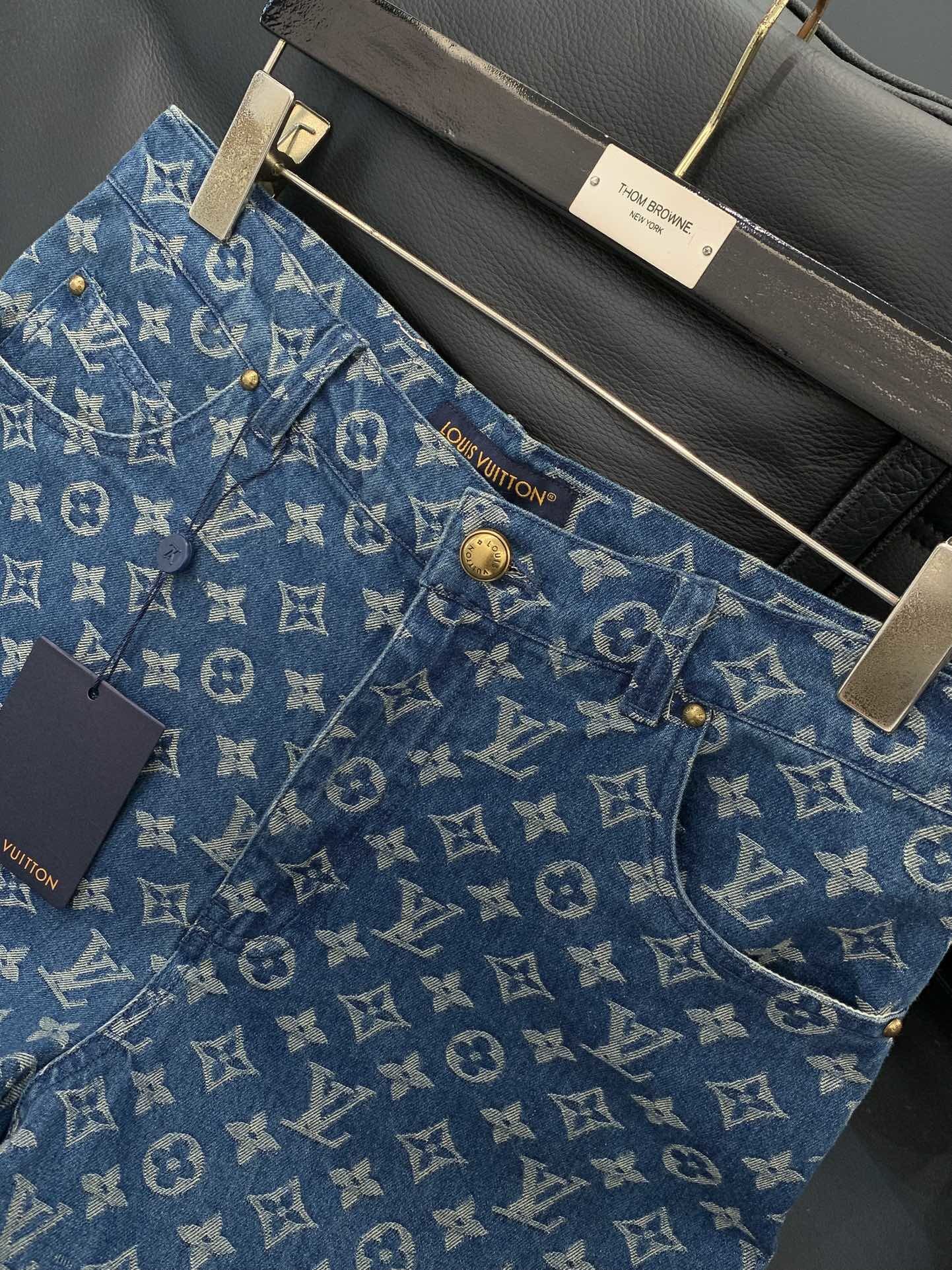 Jeansshorts mit Monogrammmuster