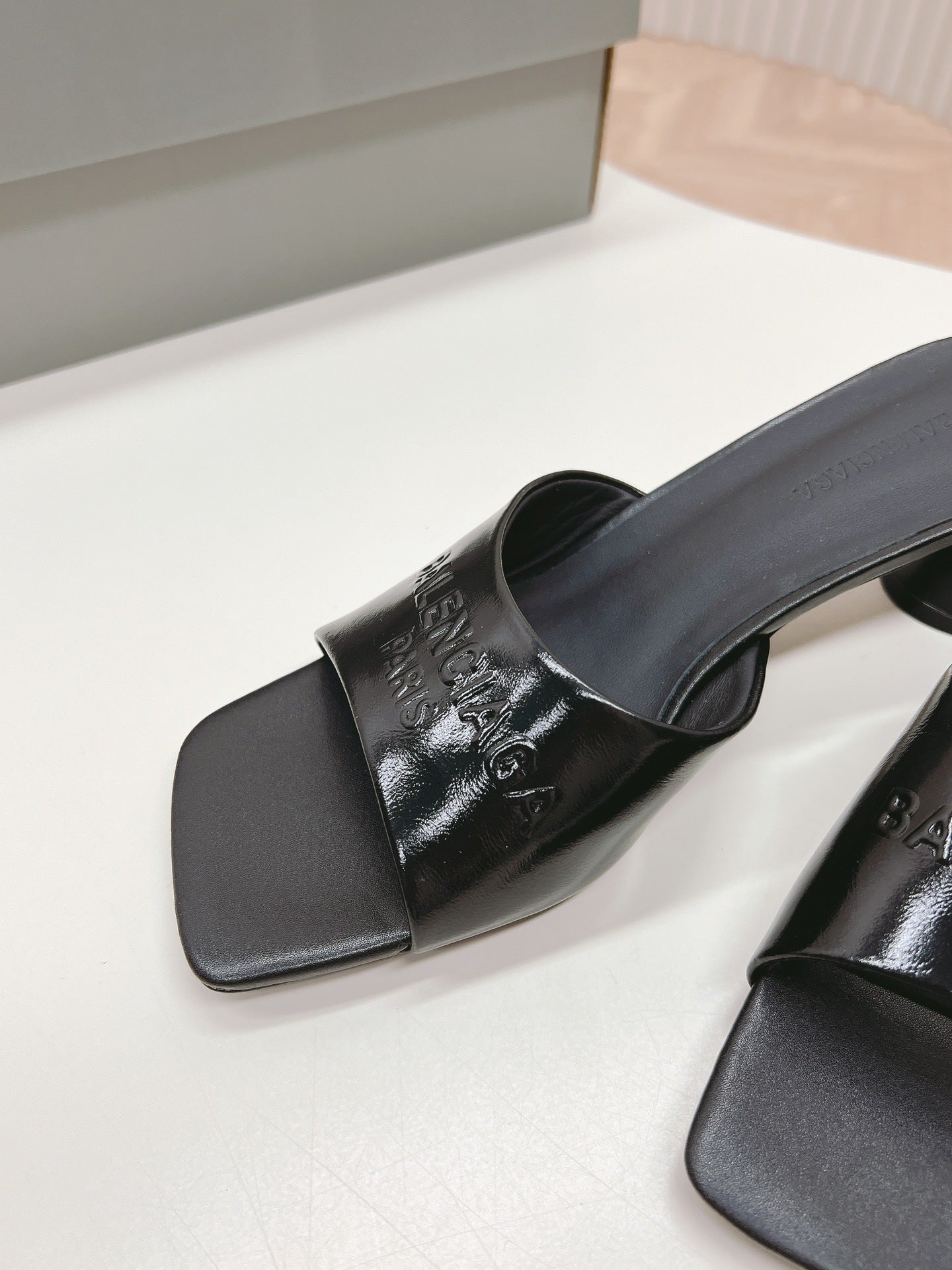 BLACK MINIMAL BLOCK HEEL MULES