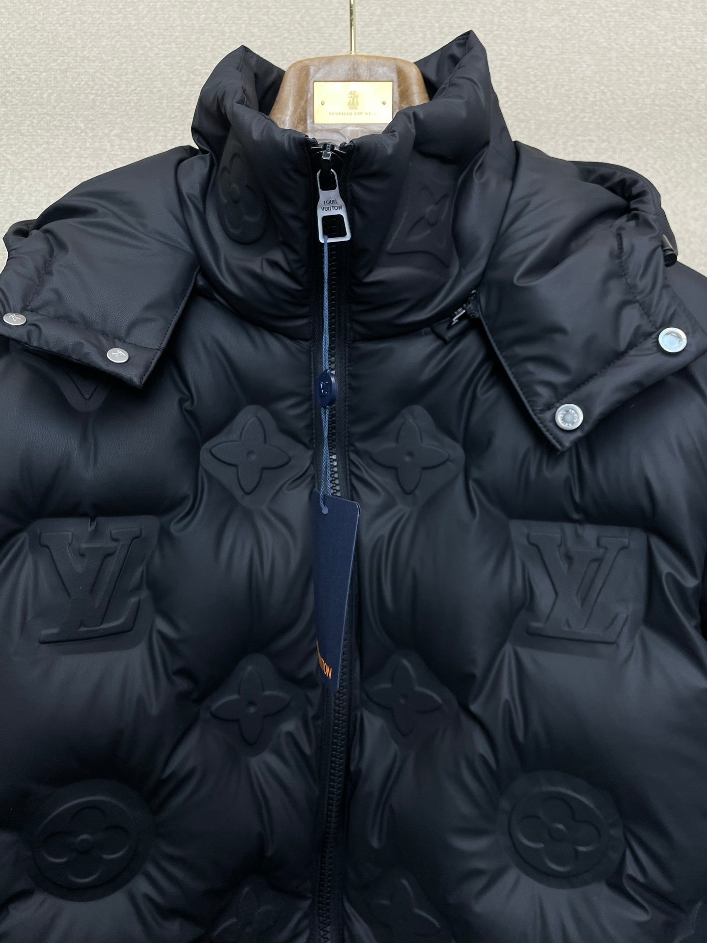 Daunenjacke mit geprägtem geometrischem Muster