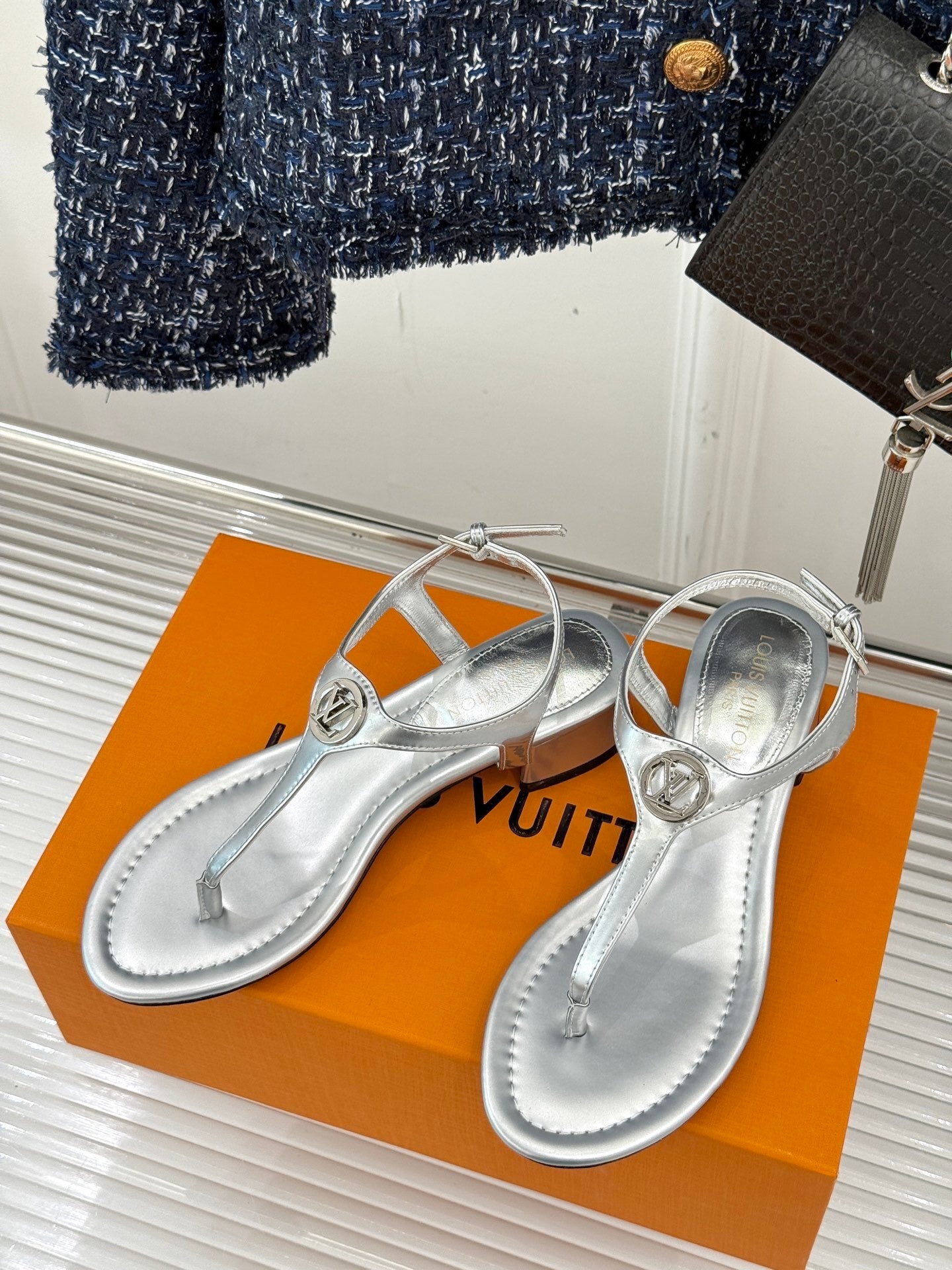 METALLIC T-STRAP MEDALLION SANDALS – SILVER