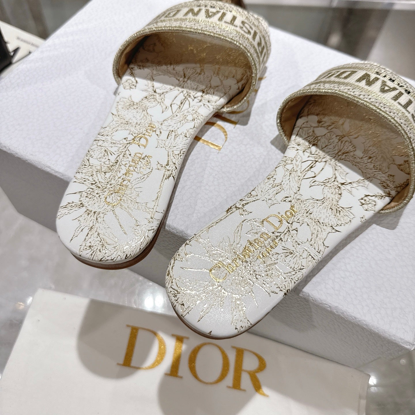 TOILE PRINT LOGO FLAT SLIDES – WHITE/GOLD