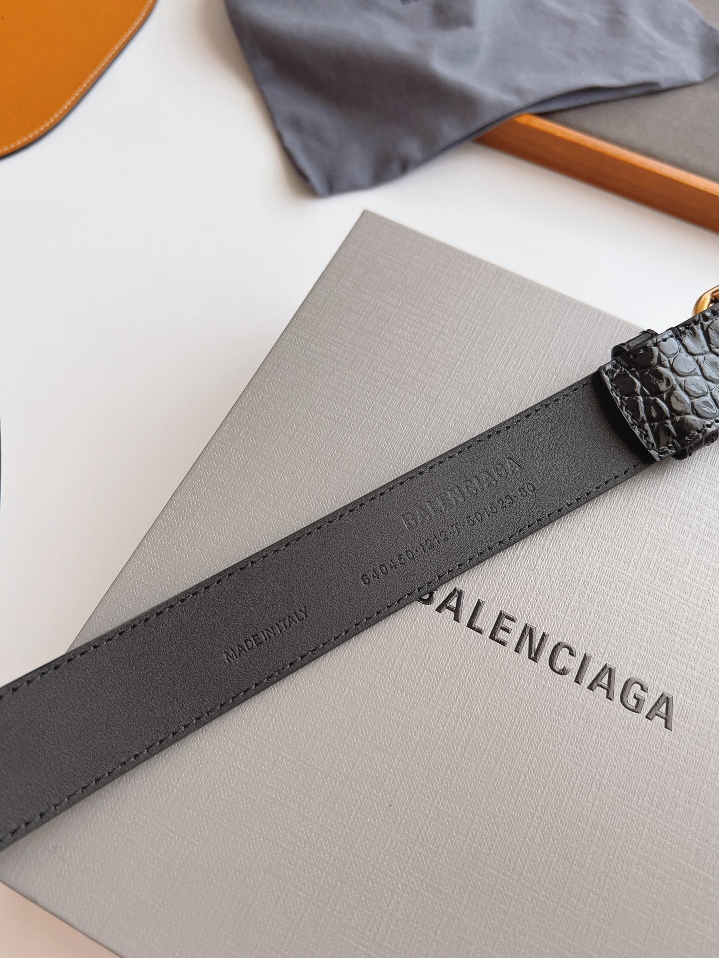 EMBOSSED BLACK LEATHER BELT WITH GOLD-TONE LOGO BUCKLE