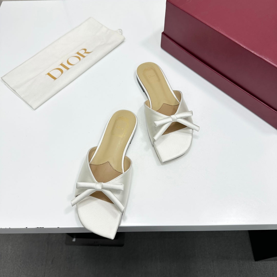 MINIMAL BOW DETAIL WHITE FLAT MULE SANDALS