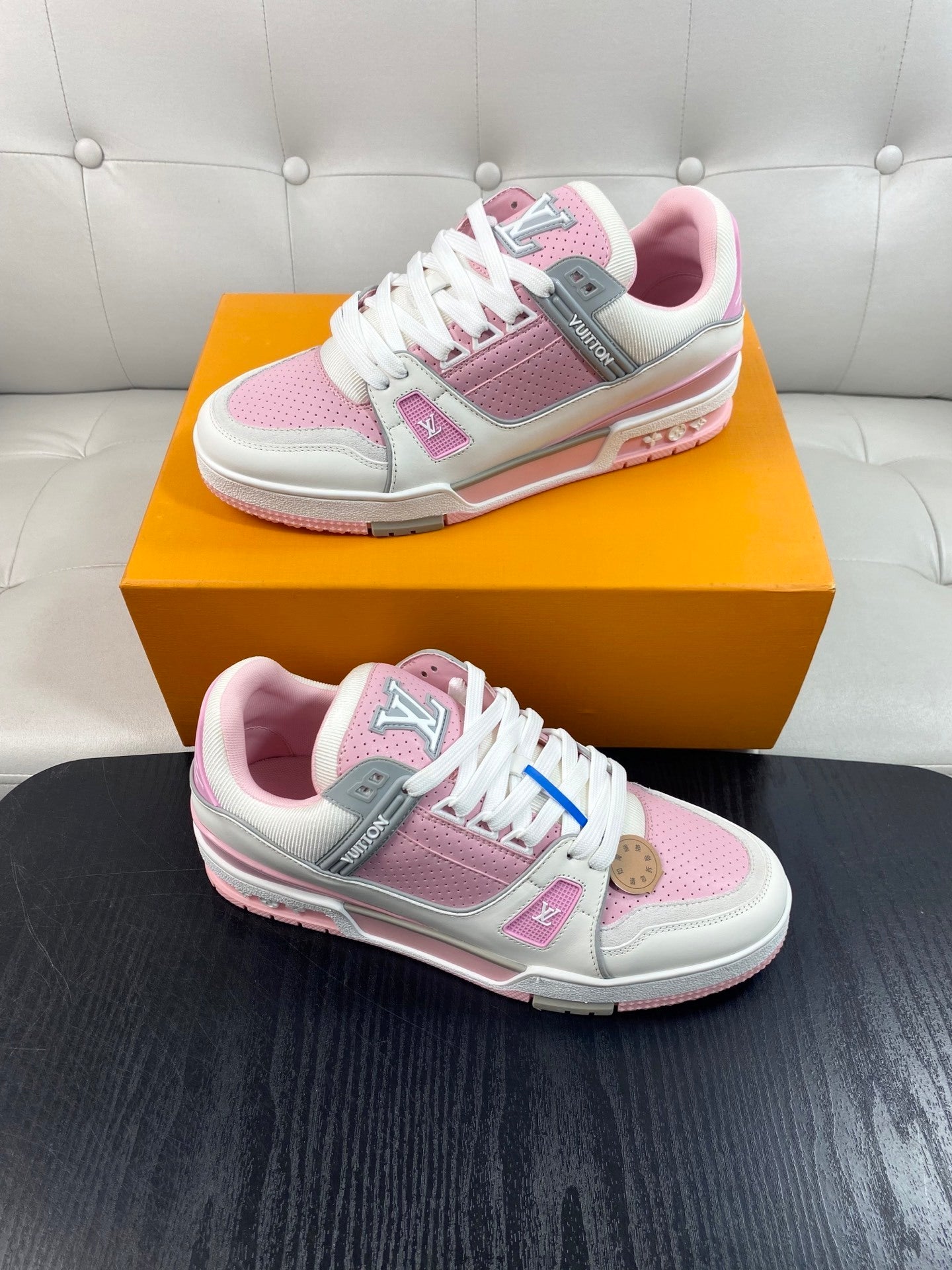 PINK AND WHITE LOW-TOP SNEAKERS WITH PERFORATED DETAILS