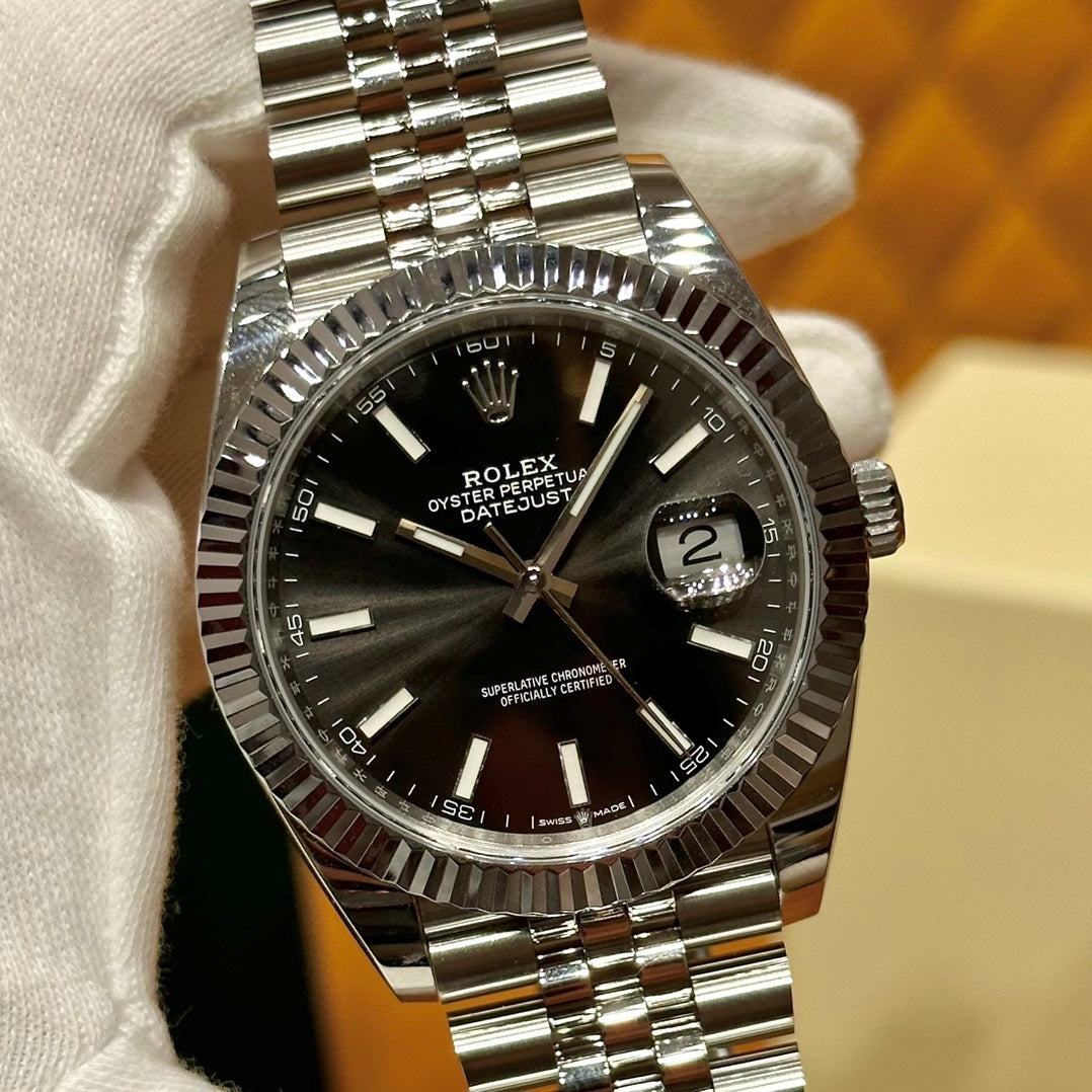 ELEGANT SILVER CLASSIC WATCH
