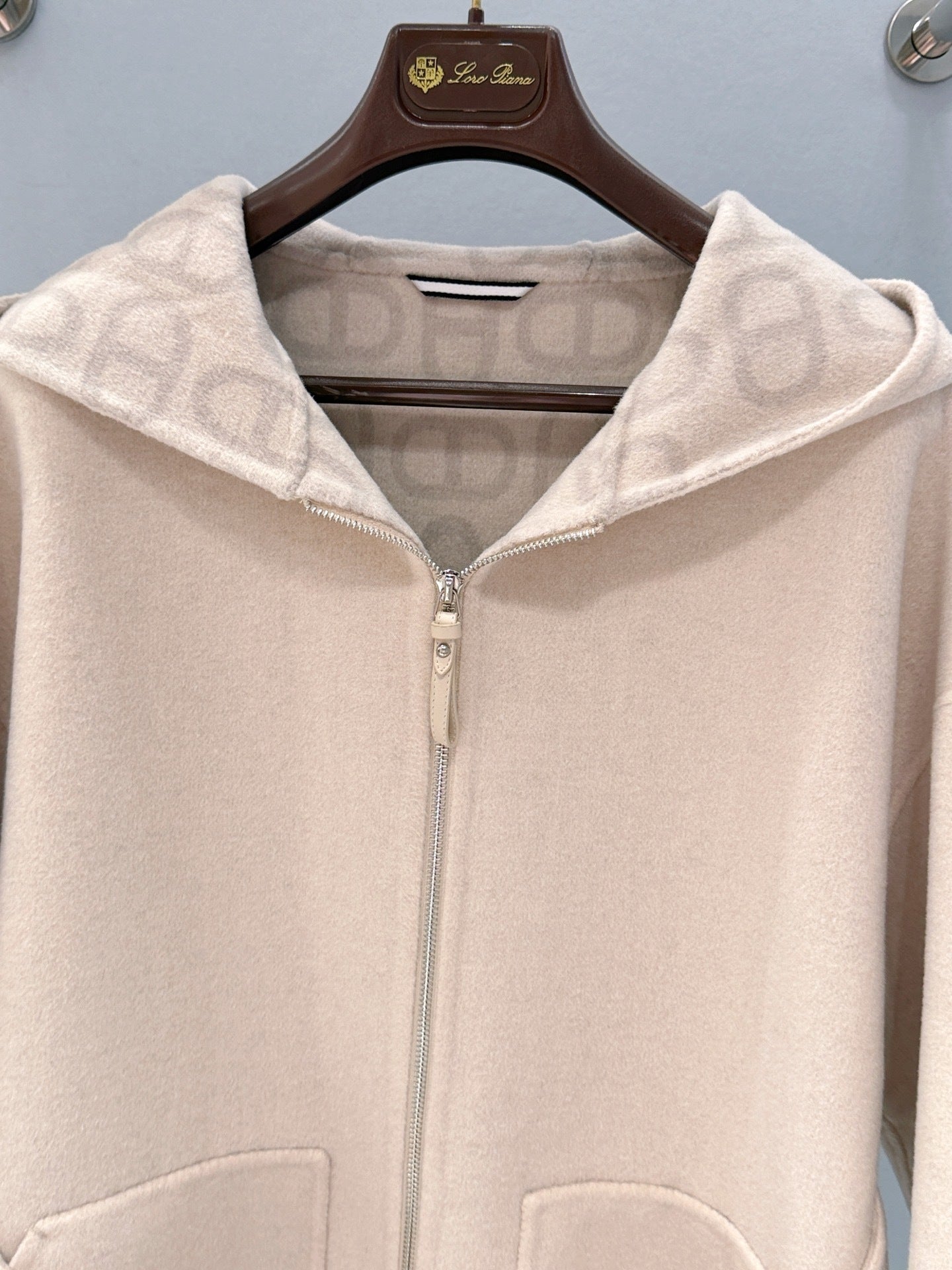 LIGHT BEIGE HOODED COAT WITH ZIP CLOSURE AND BELT