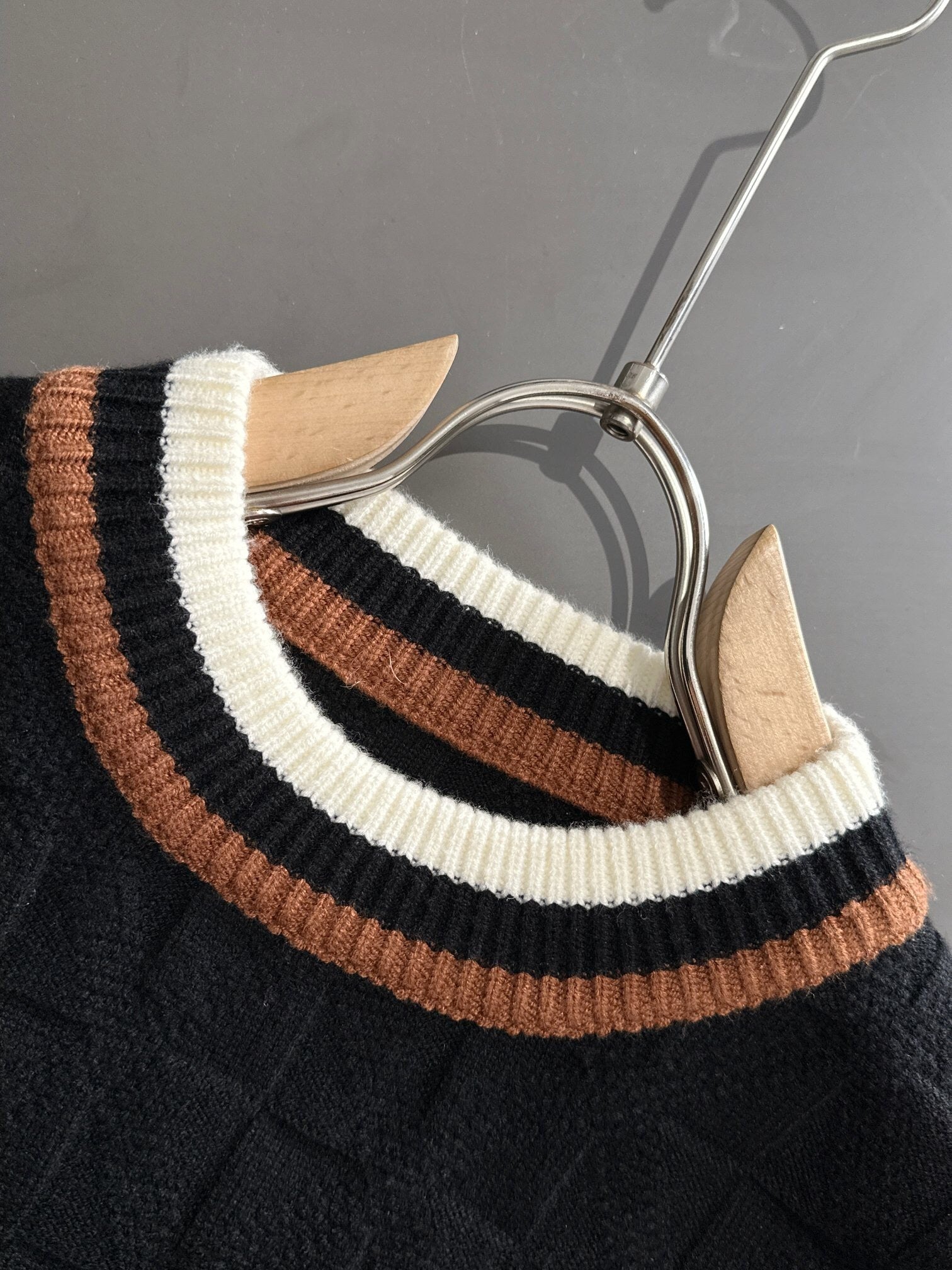 BLACK TEXTURED KNIT SWEATER WITH CONTRAST TRIM