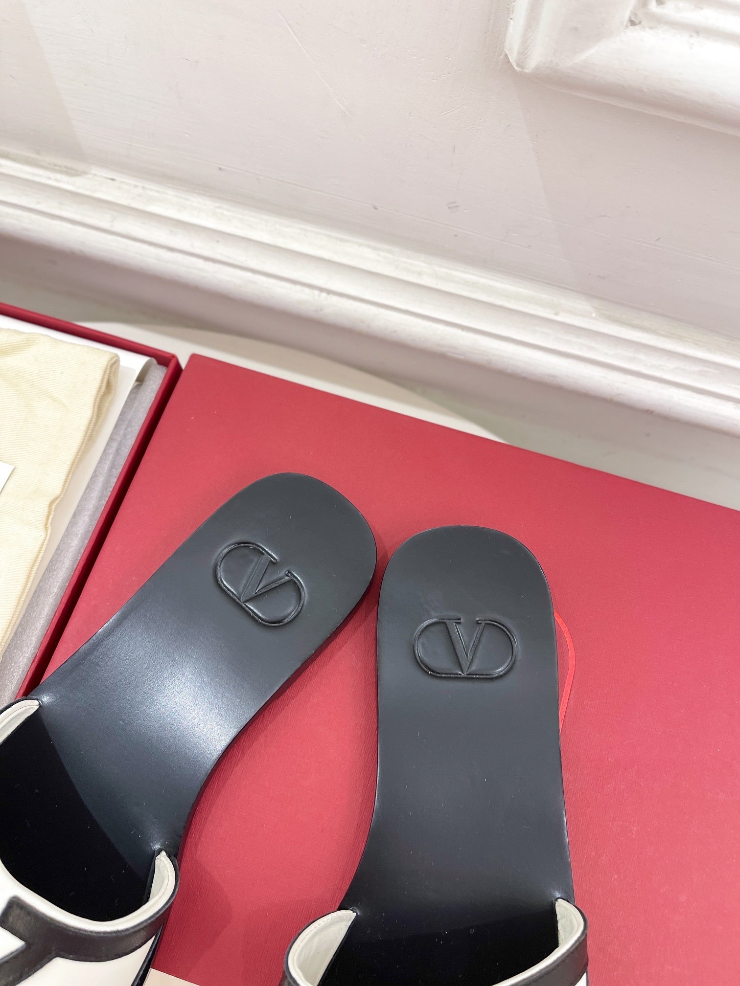 FLAT SLIDE SANDALS – BLACK & IVORY CONTRAST WITH SIGNATURE DETAIL