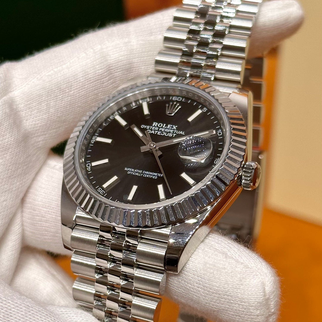 ELEGANT SILVER CLASSIC WATCH